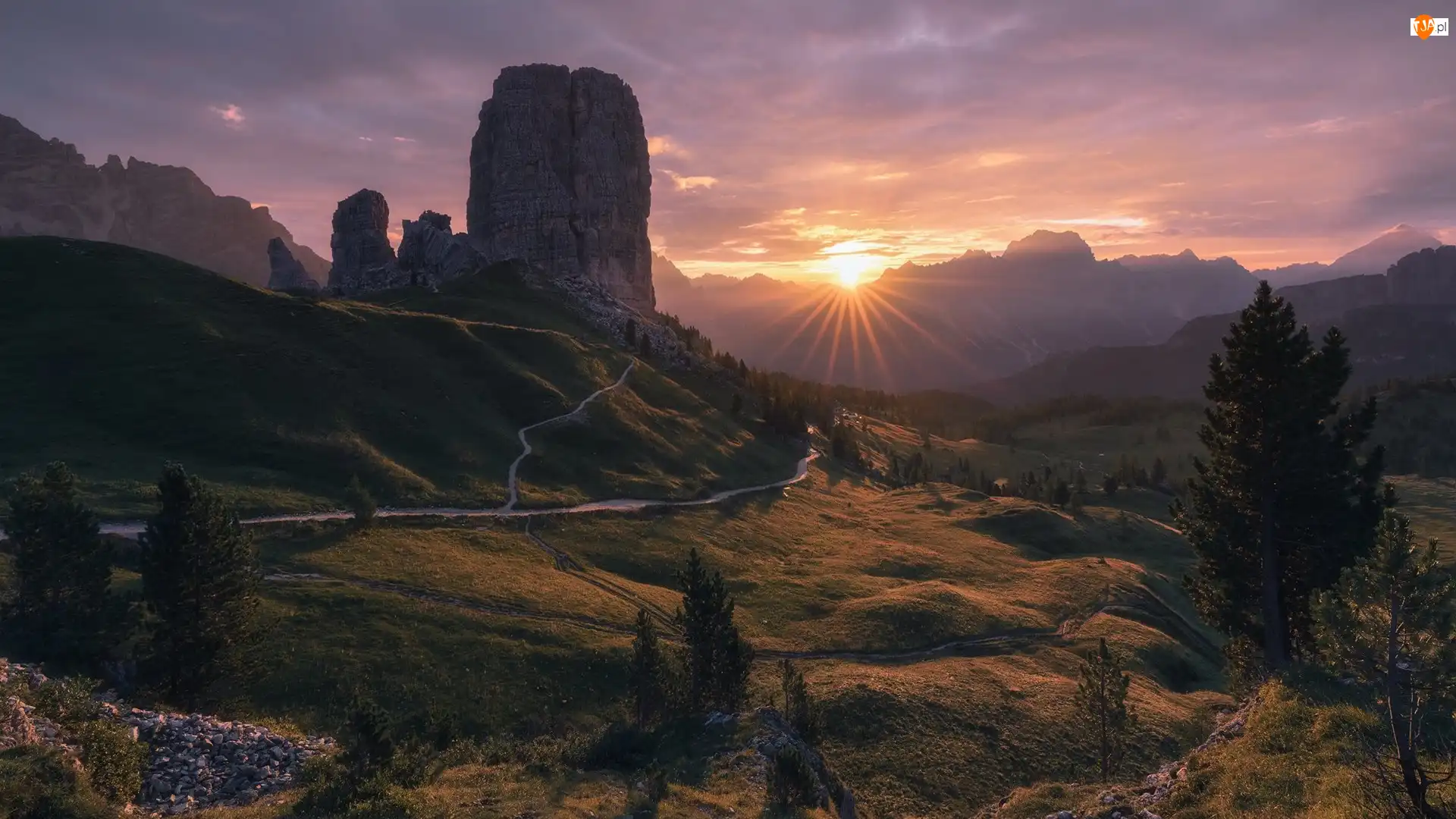 Cinque Torri, Torre Grande, Zachód słońca, Drzewa, Dolomity, Chmury, Szczyt, Góry, Droga, Skały, Włochy
