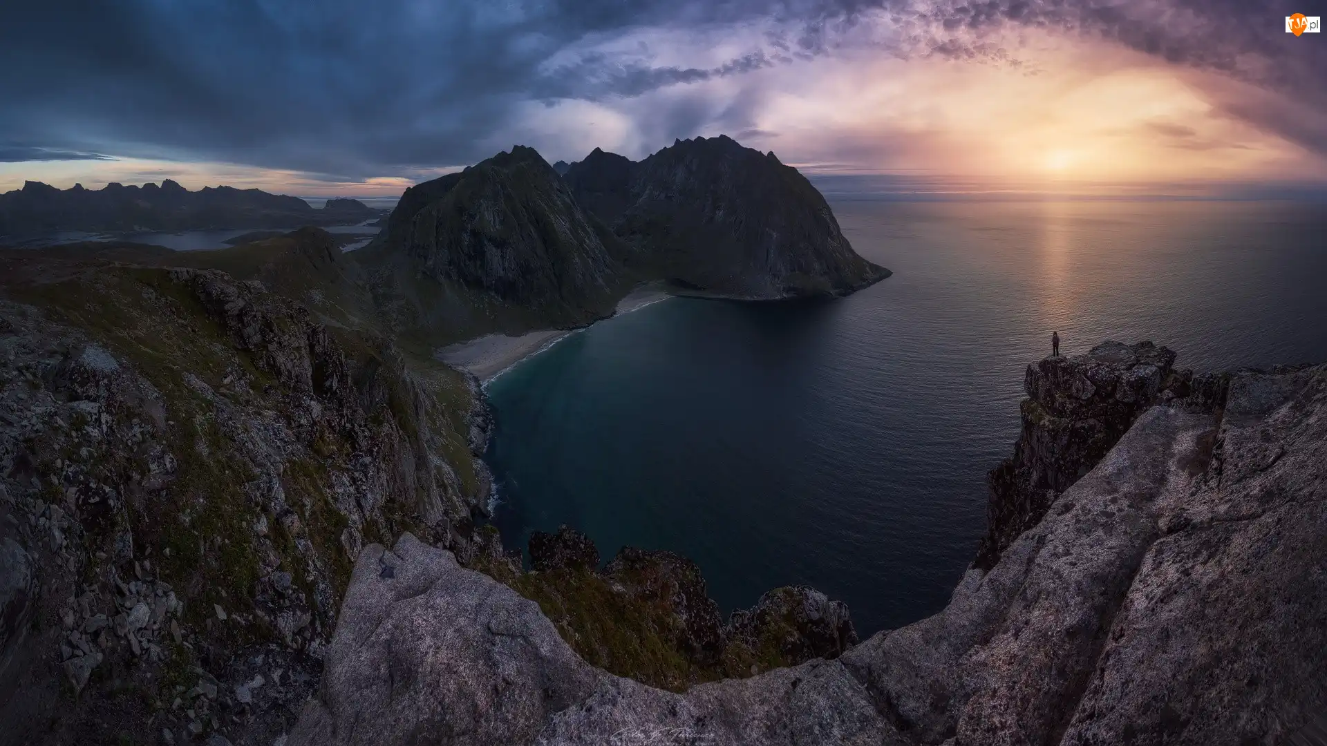 Kvalvika Beach, Norwegia, Skały, Zachód słońca, Wyspa Moskenesoya, Plaża, Człowiek, Morze