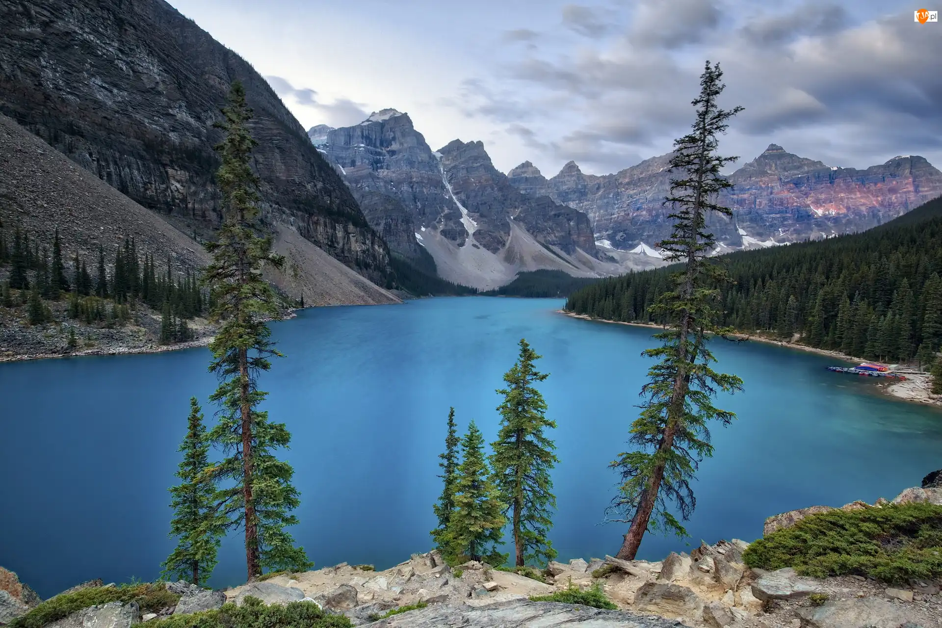 Kanada, Góry, Chmury, Skały, Jezioro, Park Narodowy Banff, Drzewa, Moraine Lake, Lasy, Prowincja Alberta