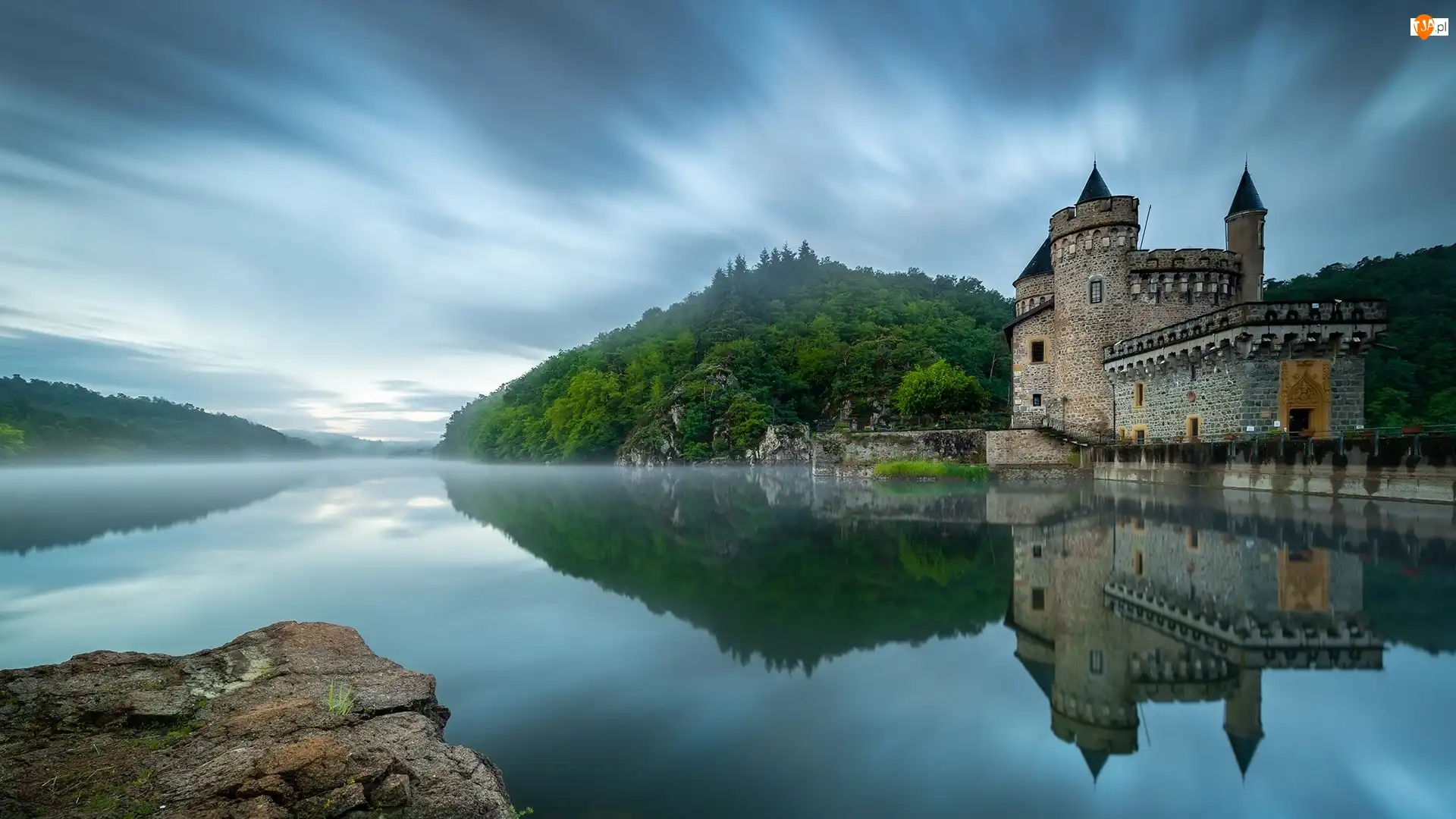 Gmina Saint Priest la Roche, Zamek La Roche, Mgła, Francja, Drzewa, Wzgórza, Jezioro Lac de Villerest