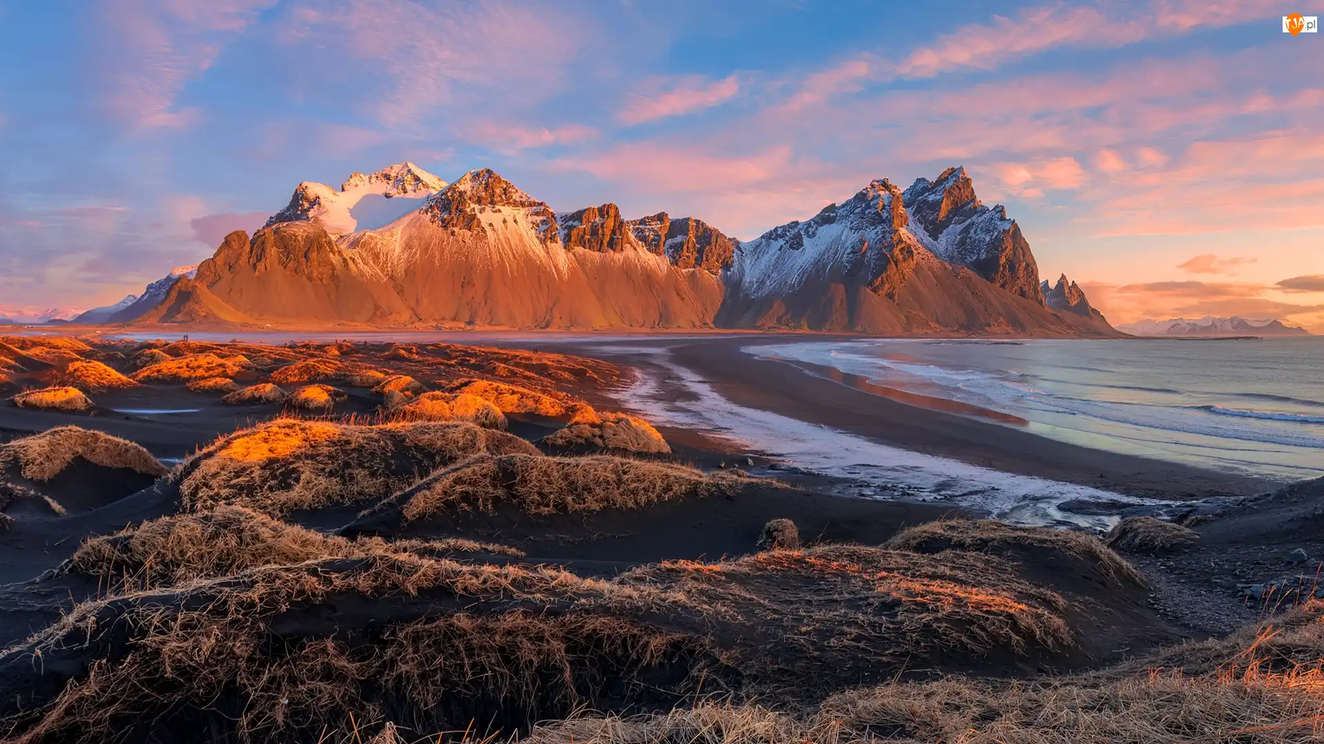 Góra Vestrahorn, Góry, Trawa, Islandia, Plaża Stokksnes, Chmury