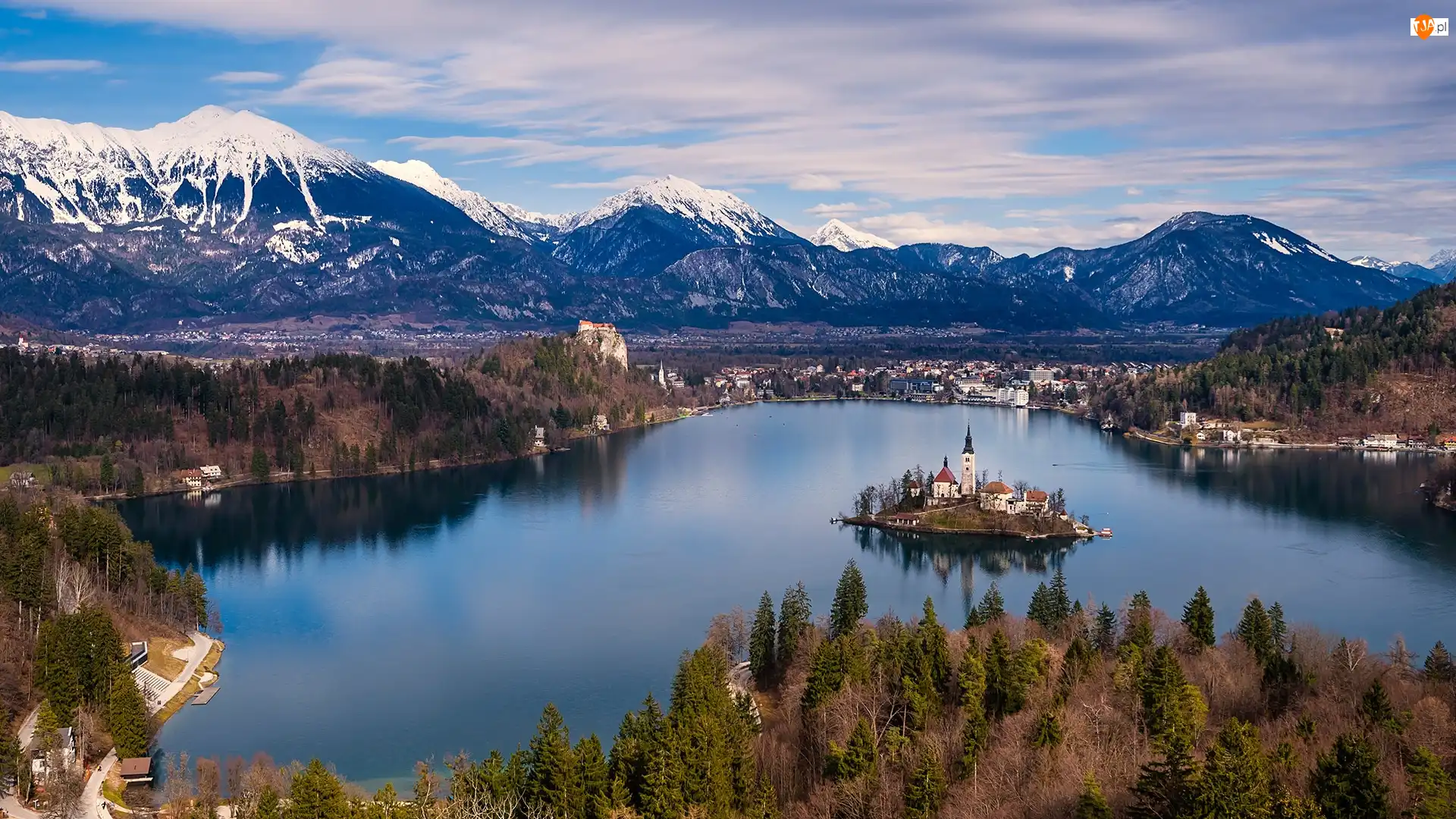 Wyspa Blejski Otok, Jezioro Bled, Chmury, Słowenia, Drzewa, Góry, Kościół Wniebowzięcia Marii Panny