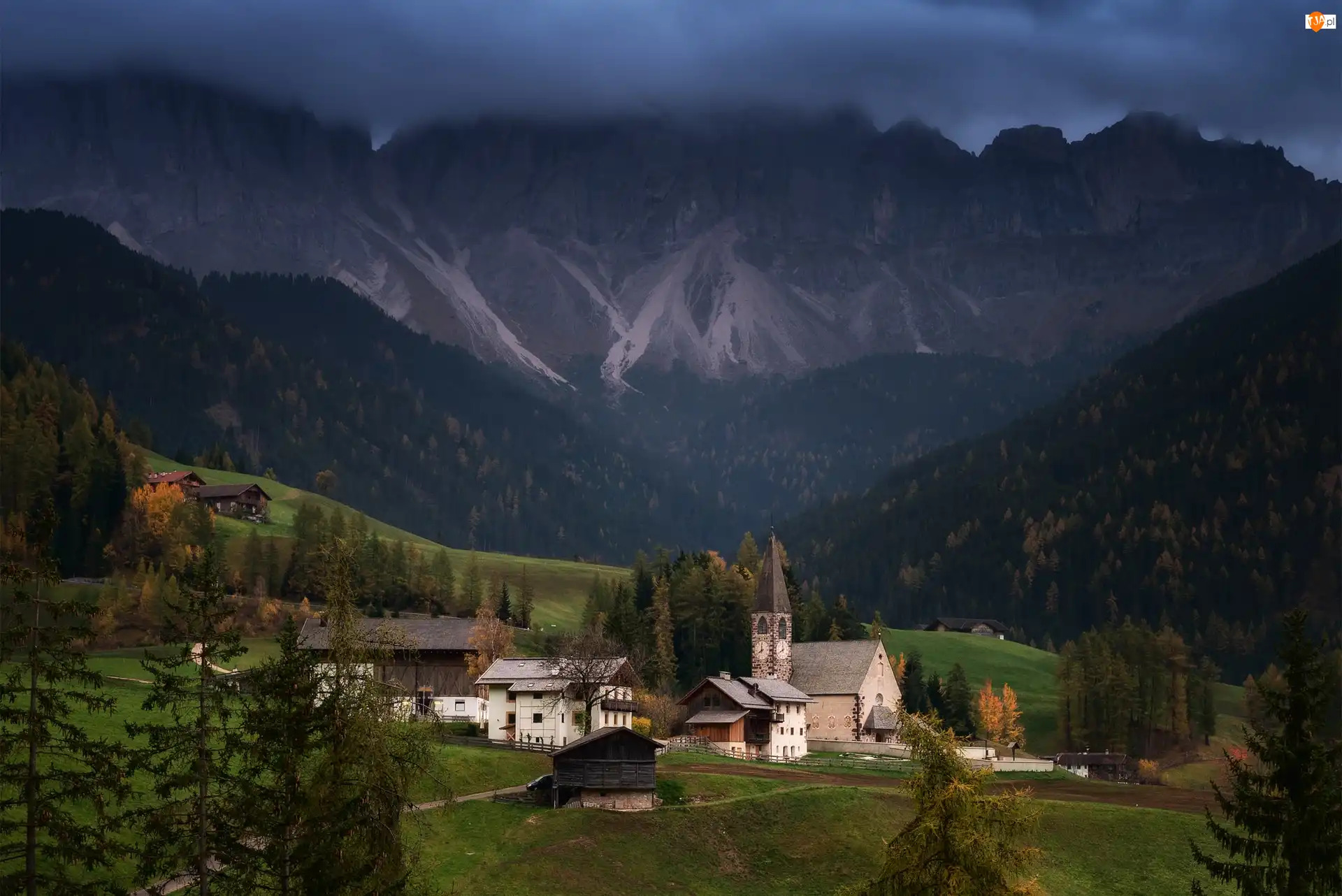 Drzewa, Kościół, Santa Maddalena, Chmury, Dolomity, Dolina Val di Funes, Domy, Góry, Wieś, Las, Włochy