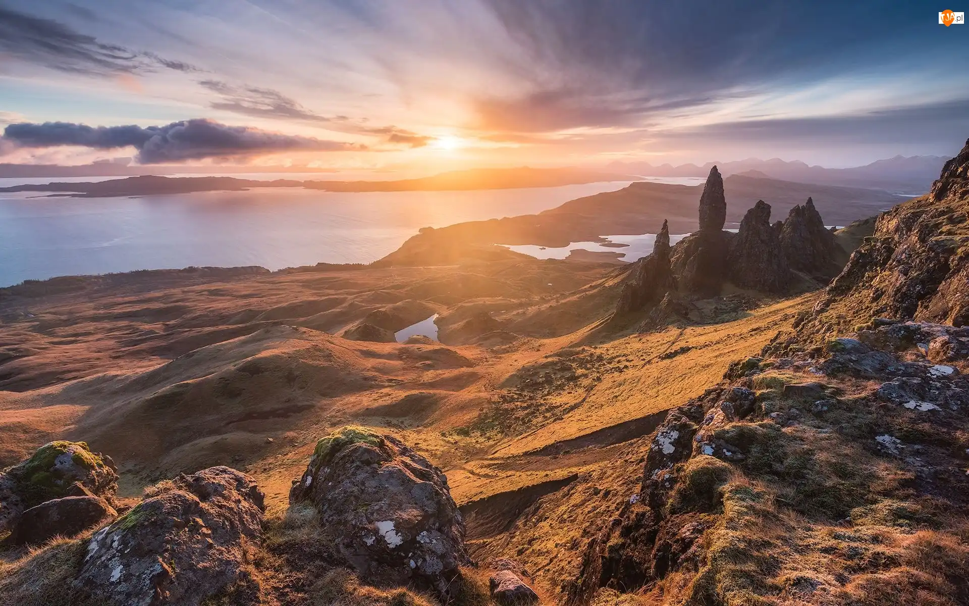 Wschód słońca, Formacja Old Man of Storr, Skały, The Storr, Wyspa Skye, Szkocja, Cieśnina, Półwysep Trotternish, Wzgórza, Jeziora