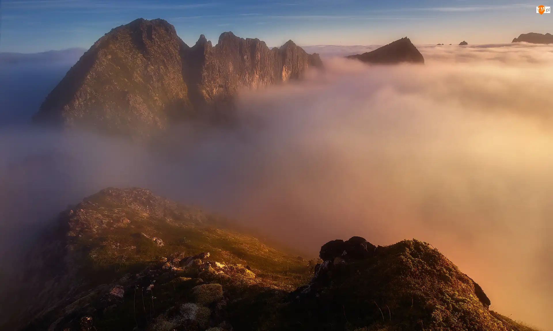 Wyspa Senja, Mgła, Region Troms, Norwegia, Góry