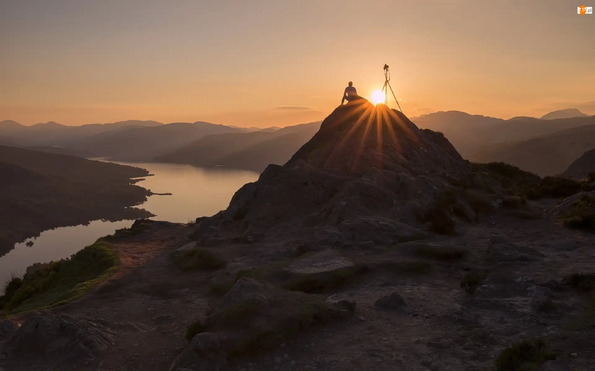 Promienie słońca, Hrabstwo Stirling, Statyw, Zachód słońca, Człowiek, Jezioro Loch Katrine, Park Narodowy Loch Lomond and the Trossachs, Szkocja, Wzgórze Ben Aan