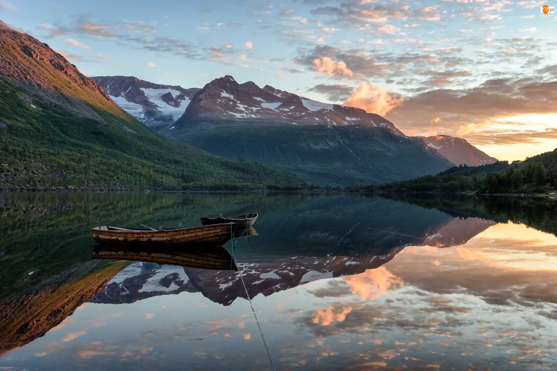 Lasy, Norwegia, Jezioro, Drzewa, Park Innerdalen, Łódki, Wschód słońca, Góry Trollheimen