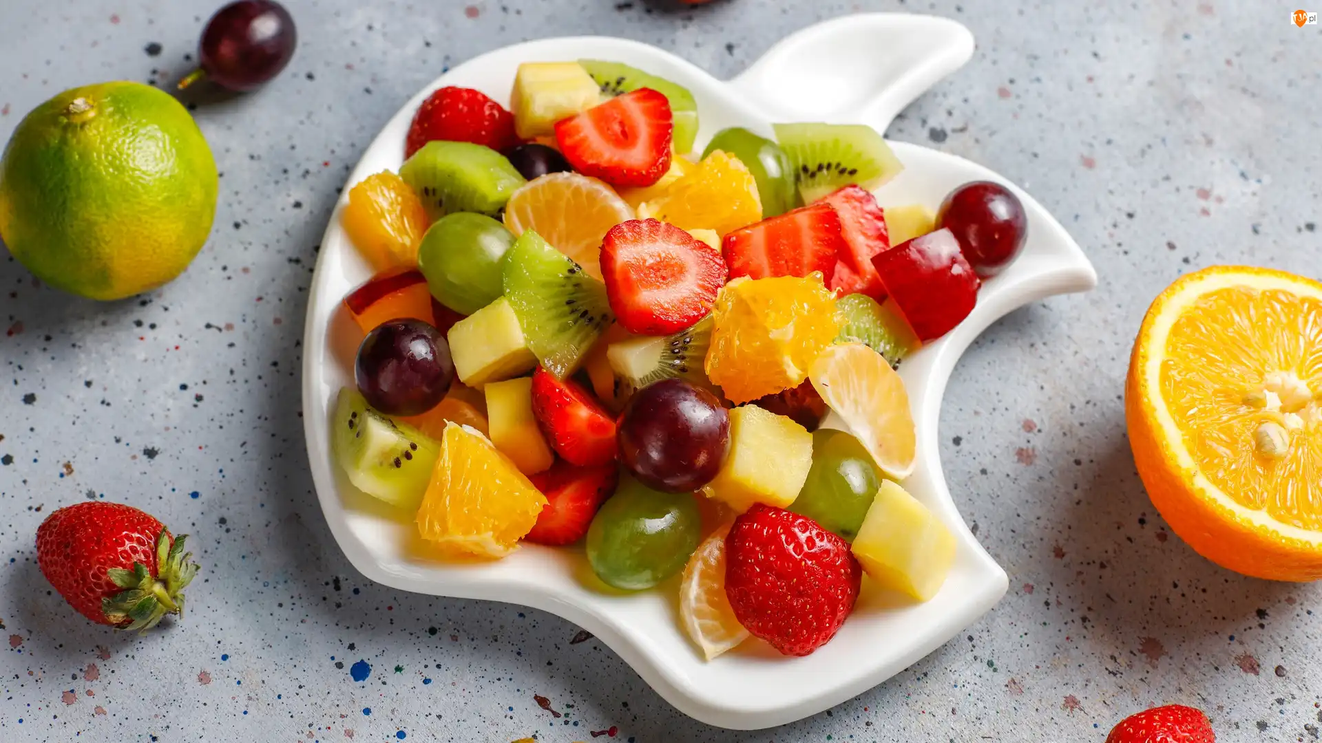Cytryna, Kiwi, Winogrona, Ananas, Sałatka, Owoce, Talerz, Biały, Truskawki, Pomarańcza