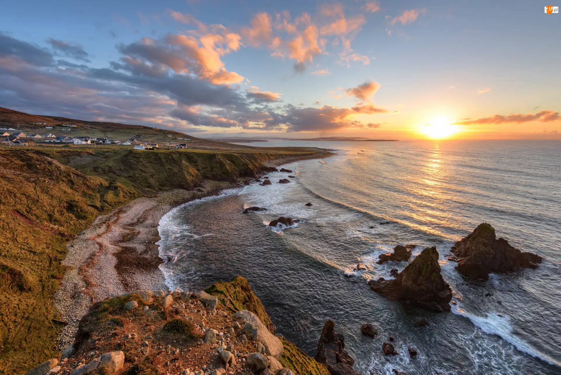 Irlandia, Chmury, Knockfola, Wschód słońca, Wybrzeże, Morze, Skały, Zatoczka, Domy, Hrabstwo Donegal