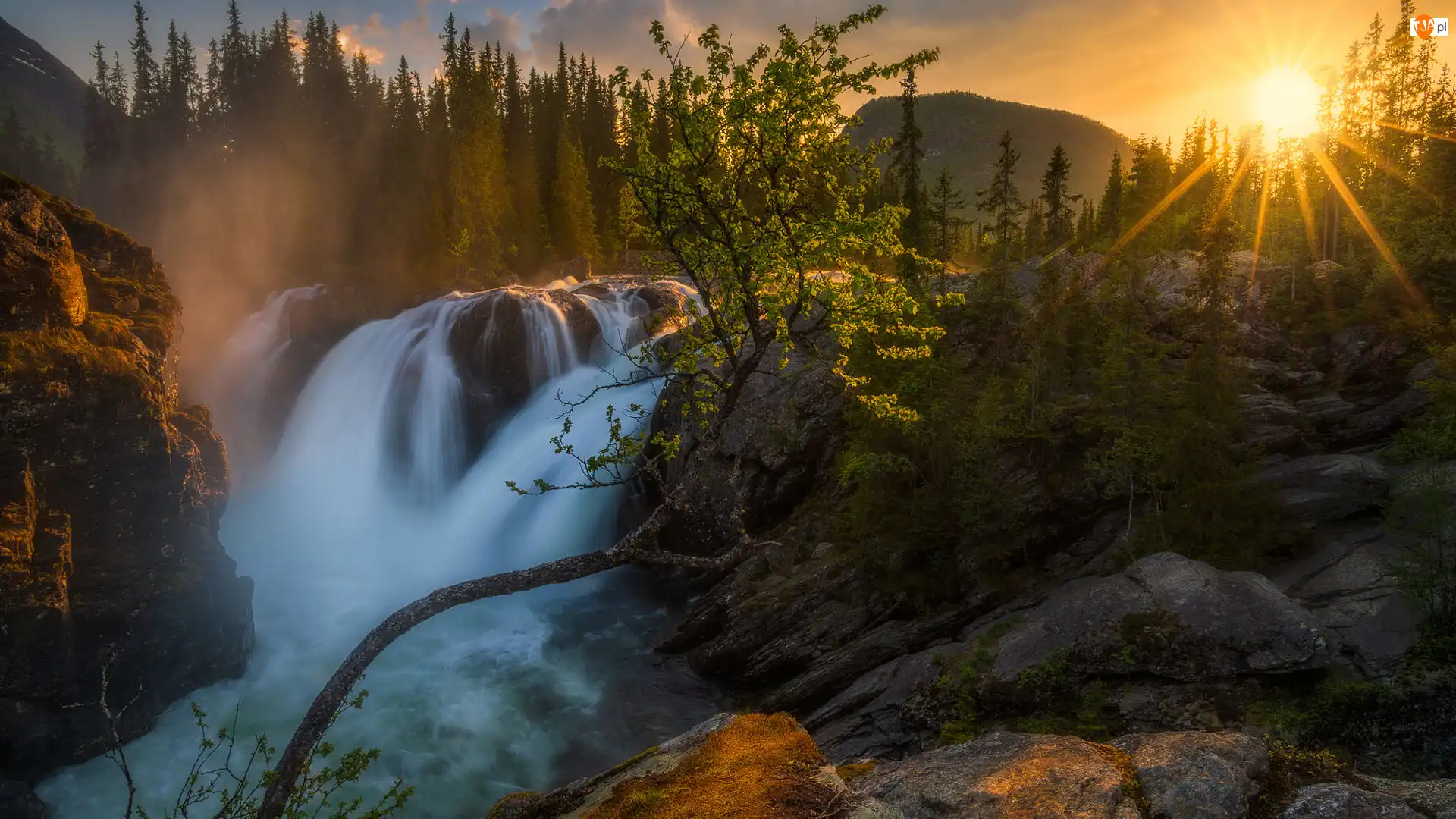Gmina Hemsedal, Wodospad Rjukandefossen, Promienie słońca, Norwegia, Drzewa, Góry, Skały