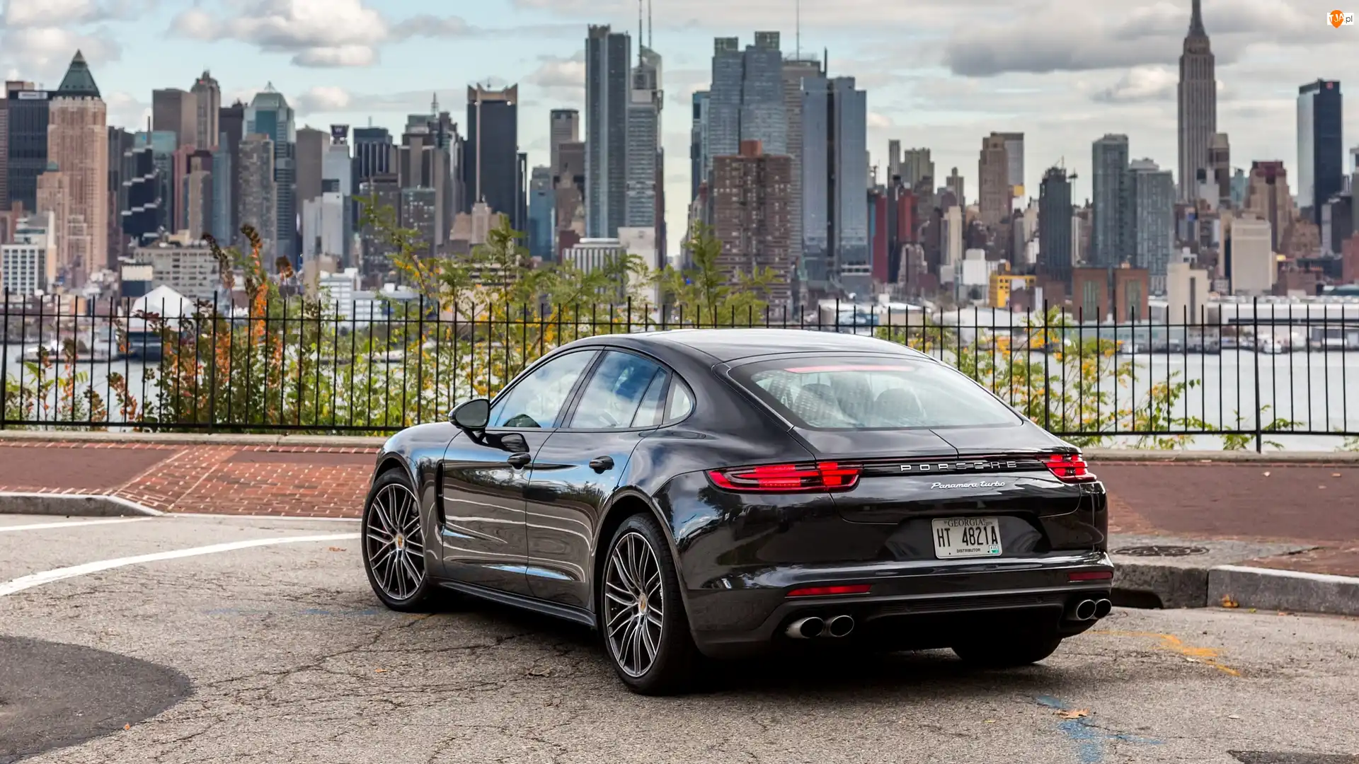 Ogrodzenie, Porsche Panamera Turbo, 2017, Drapacze chmur