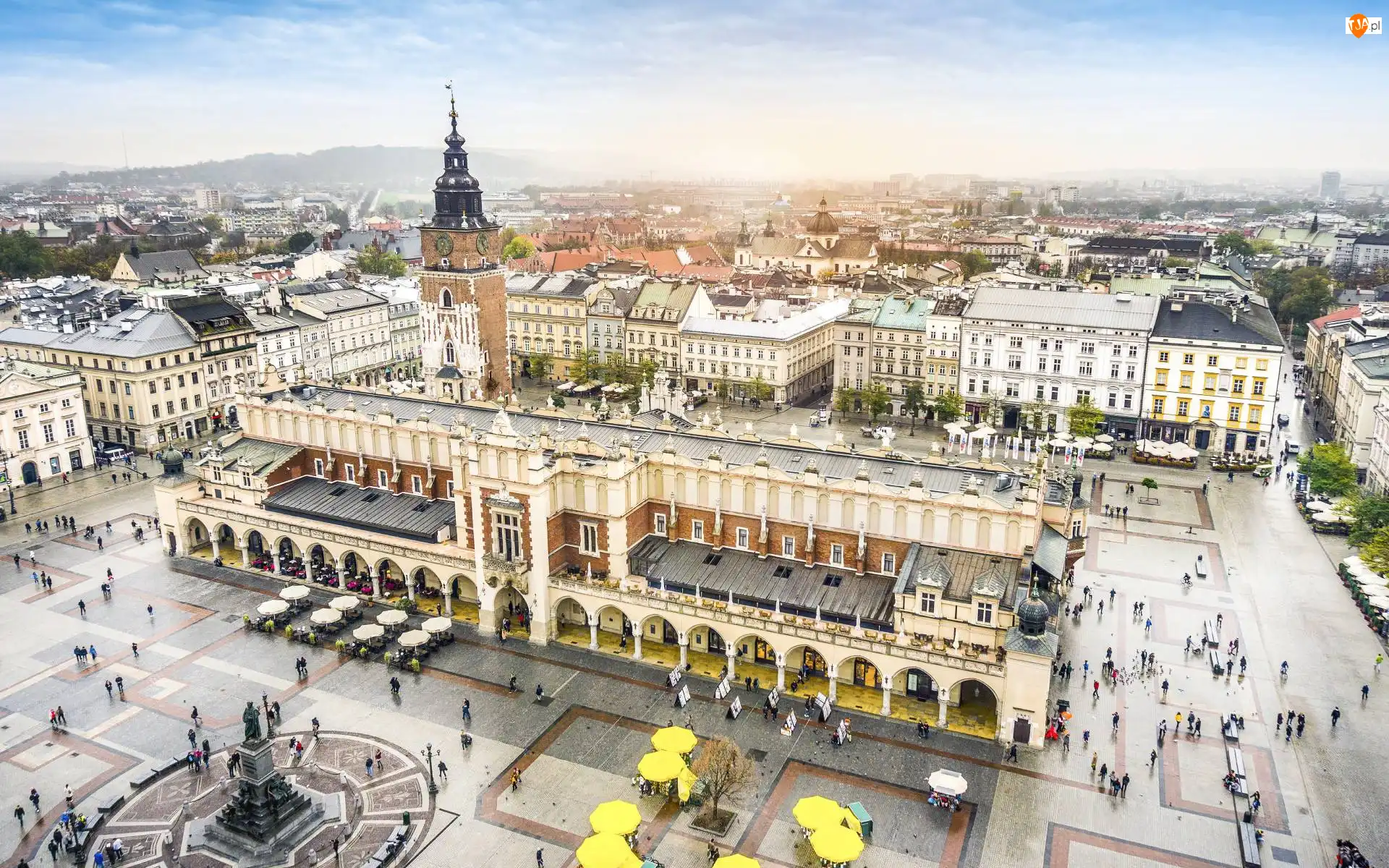Chmury, Kraków, Sukiennice, Zachód słońca, Rynek Główny, Miasto, Polska, Bazylika Mariacka