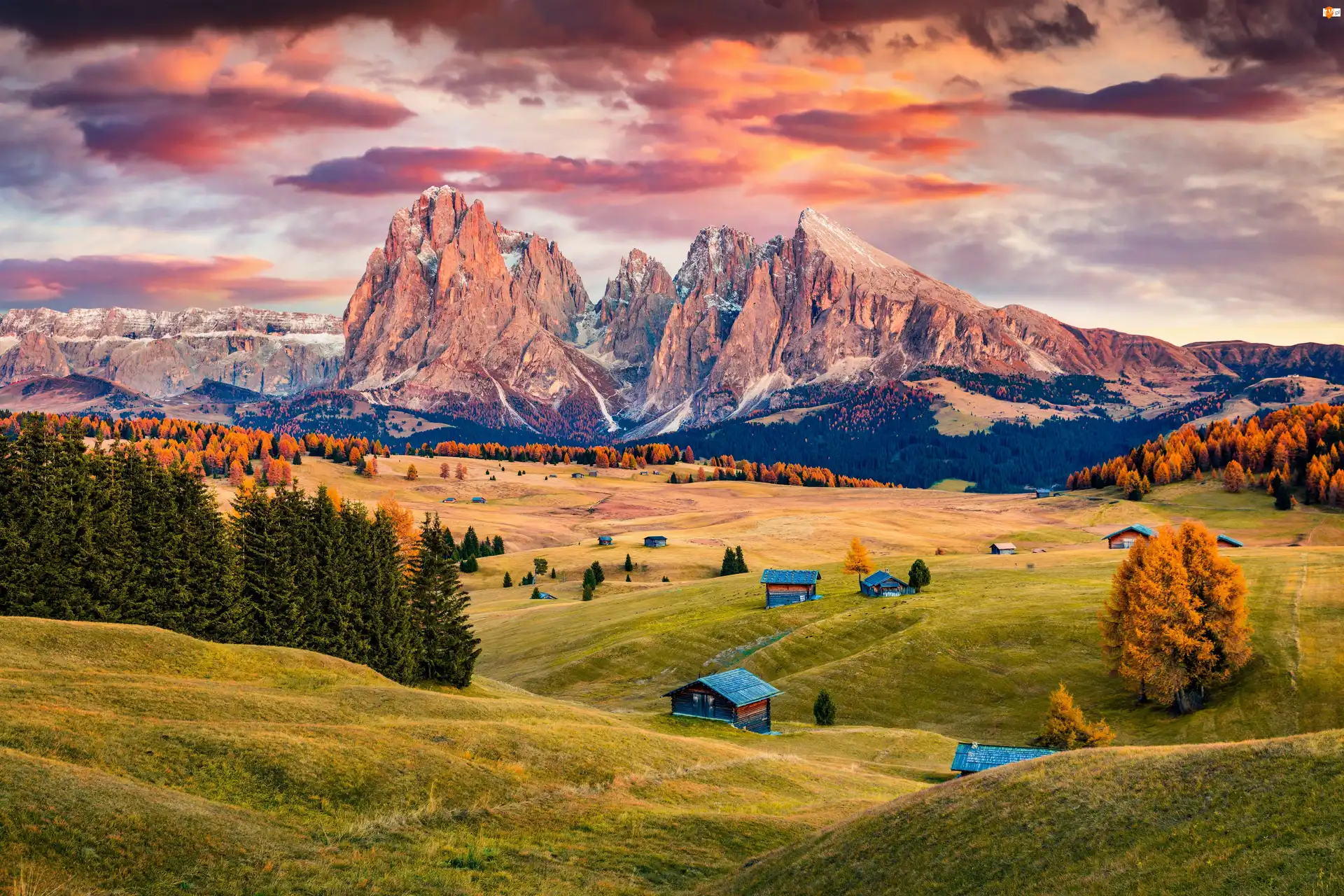 Włochy, Drzewa, Chmury, Domy, Dolomity, Góry Sassolungo, Dolina Val Gardena, Płaskowyż Seiser Alm, Wzgórza, Zachód słońca