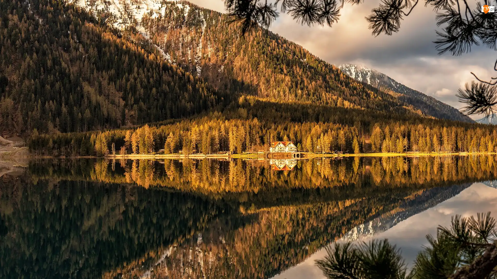 Dom, Góry, Modrzewie, Włochy, Hotel Seehaus, Jesień, Anterselva Lake, Drzewa, Jezioro, Antholzer See, Dolomity, Odbicie