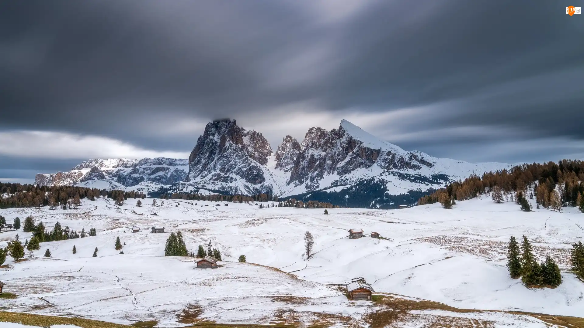 Domy, Góry, Drewniane, Włochy, Zima, Dolomity, Płaskowyż Seiser Alm, Drzewa, Sassolungo, Dolina, Val Gardena, Chmury