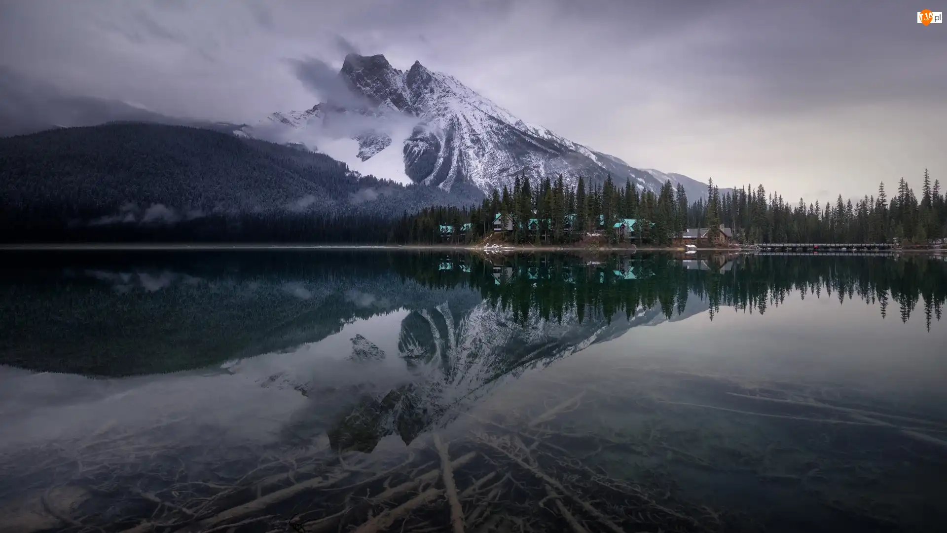 Kanada, Jezioro Emerald Lake, Prowincja Kolumbia Brytyjska, Las, Chmury, Dom, Most, Park Narodowy Yoho, Góry