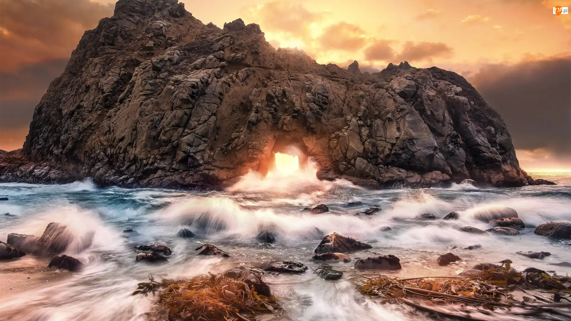 Stan Kalifornia, Plaża Pfeiffer Beach, Przebijające światło, Stany Zjednoczone, Łuk Keyhole Rock, Skała, Morze