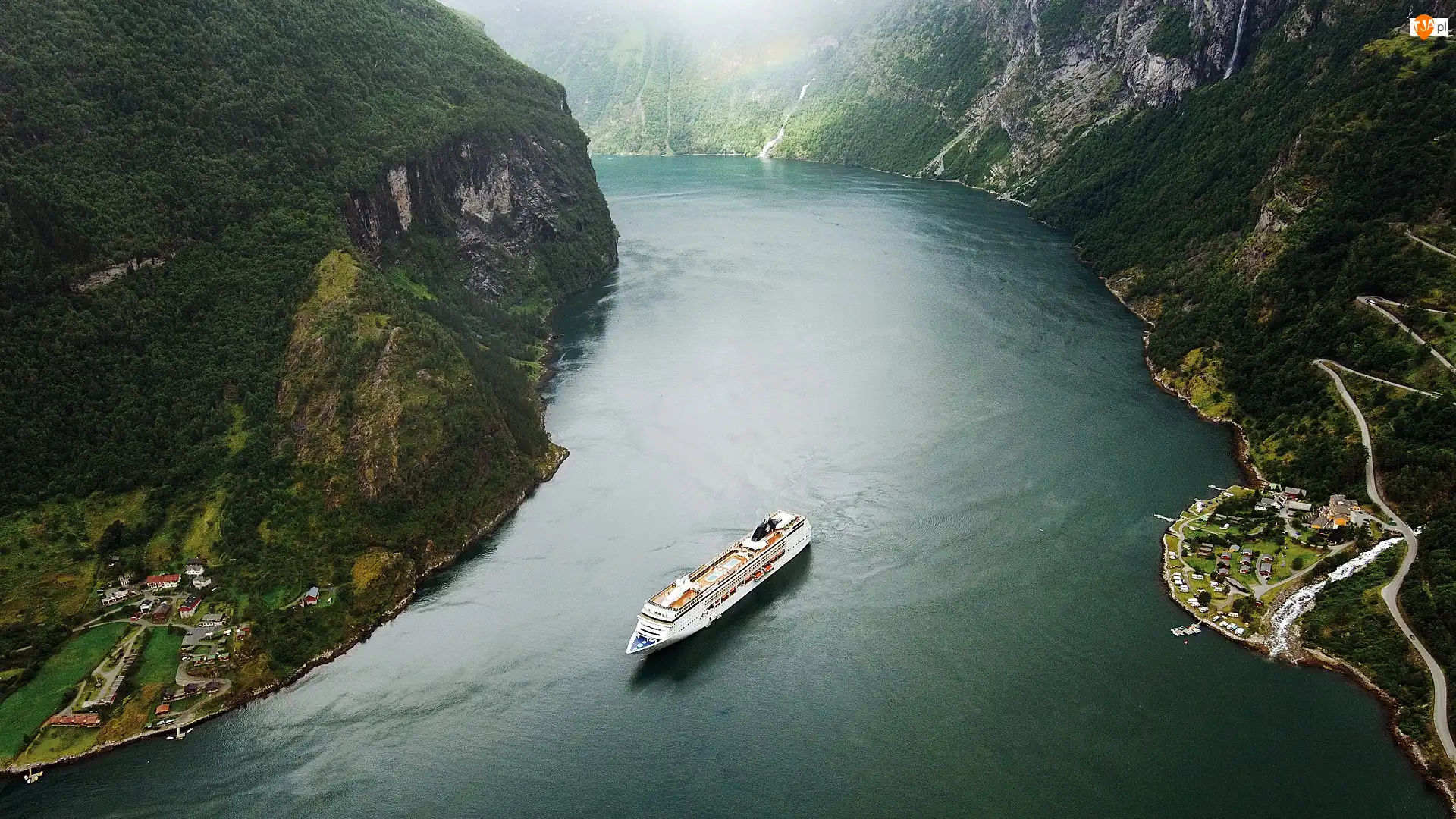 Fiord Geirangerfjord, Skały, Statek, Norwegia, Droga, Wioski, Lasy