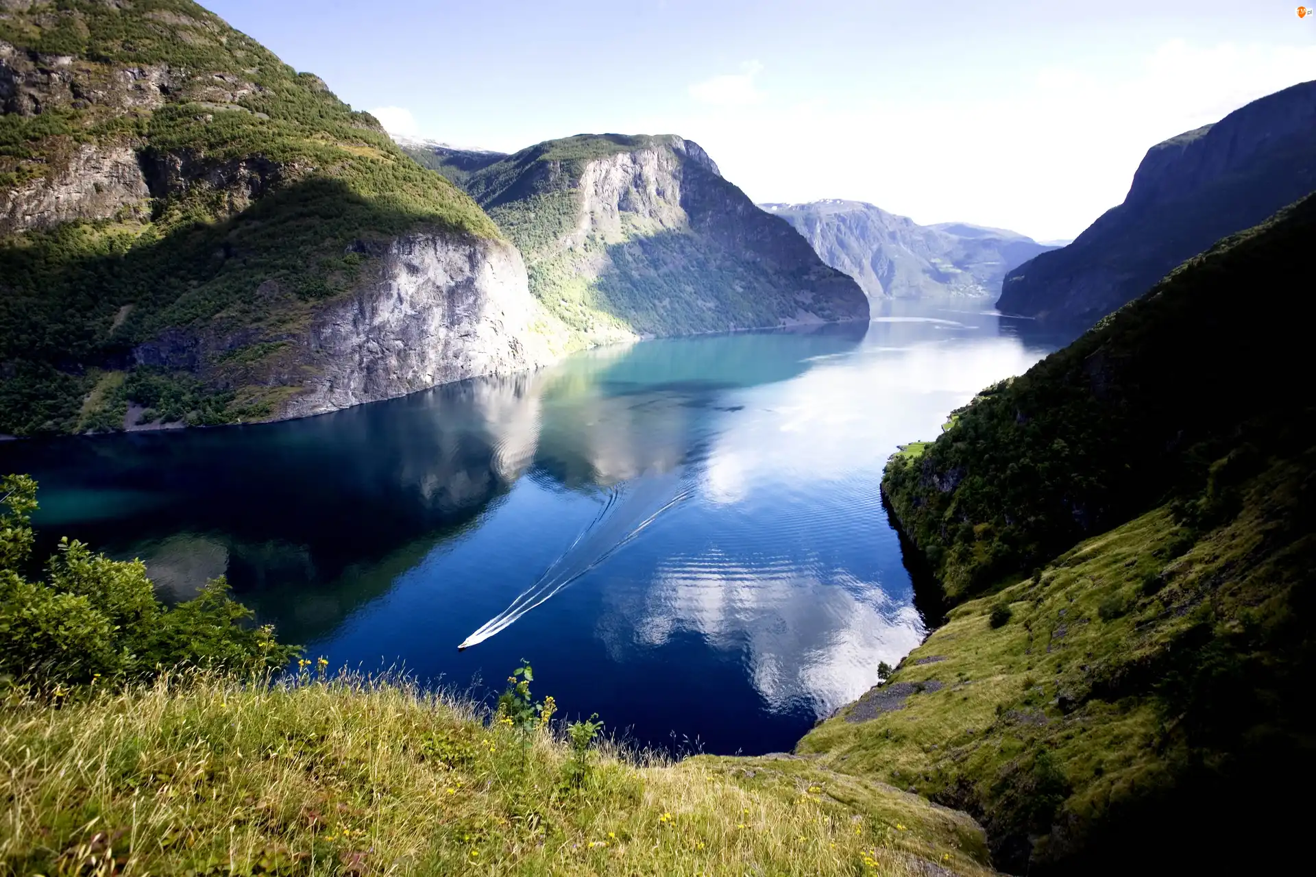 Motorówka, Norwegia, Fiord Naeroyfjord, Góry