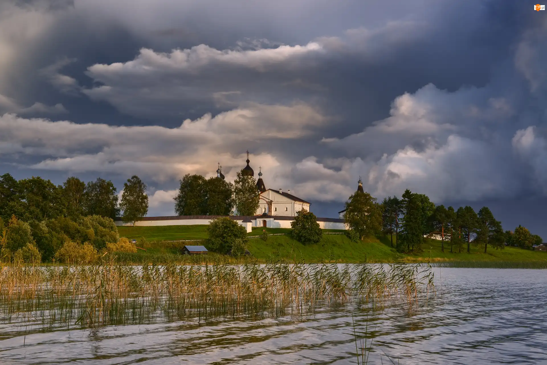 Rosja, Szuwary, Obwód wołogodzki, Monaster Terapontowski, Wieś Ferapontovo, Drzewa, Chmury, Jezioro, Klasztor