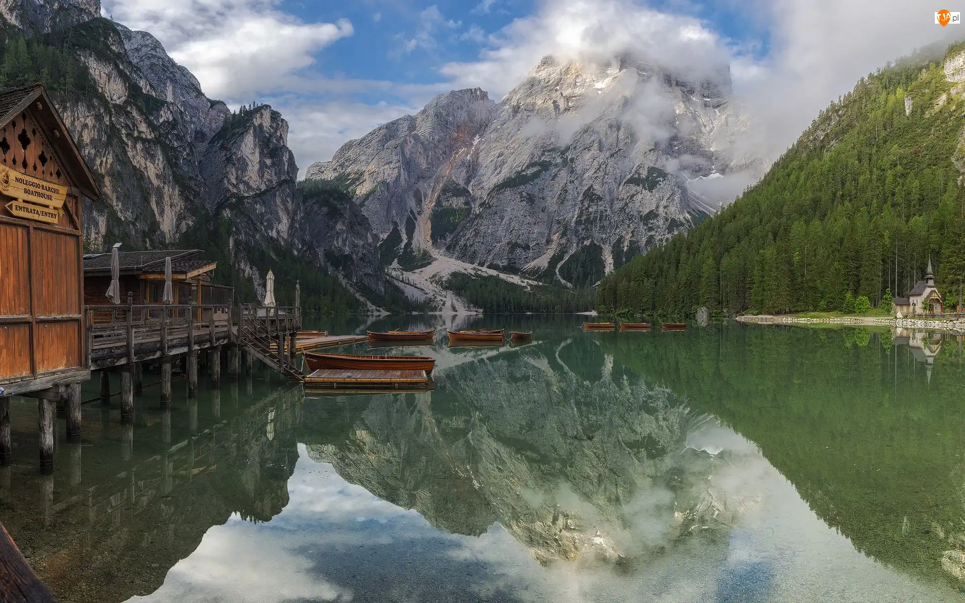 Odbicie, Łódki, Drzewa, Dolomity, Jezioro, Włochy, Lago di Braies, Pragser Wildsee, Góry, Chmury