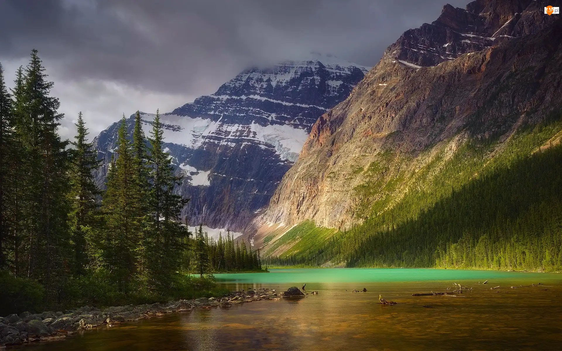 Mount Edith Cavell, Astoria River, Chmury, Drzewa, Góry, Alberta, Rzeka, Park Narodowy Jasper, Lasy, Góra, Kanada
