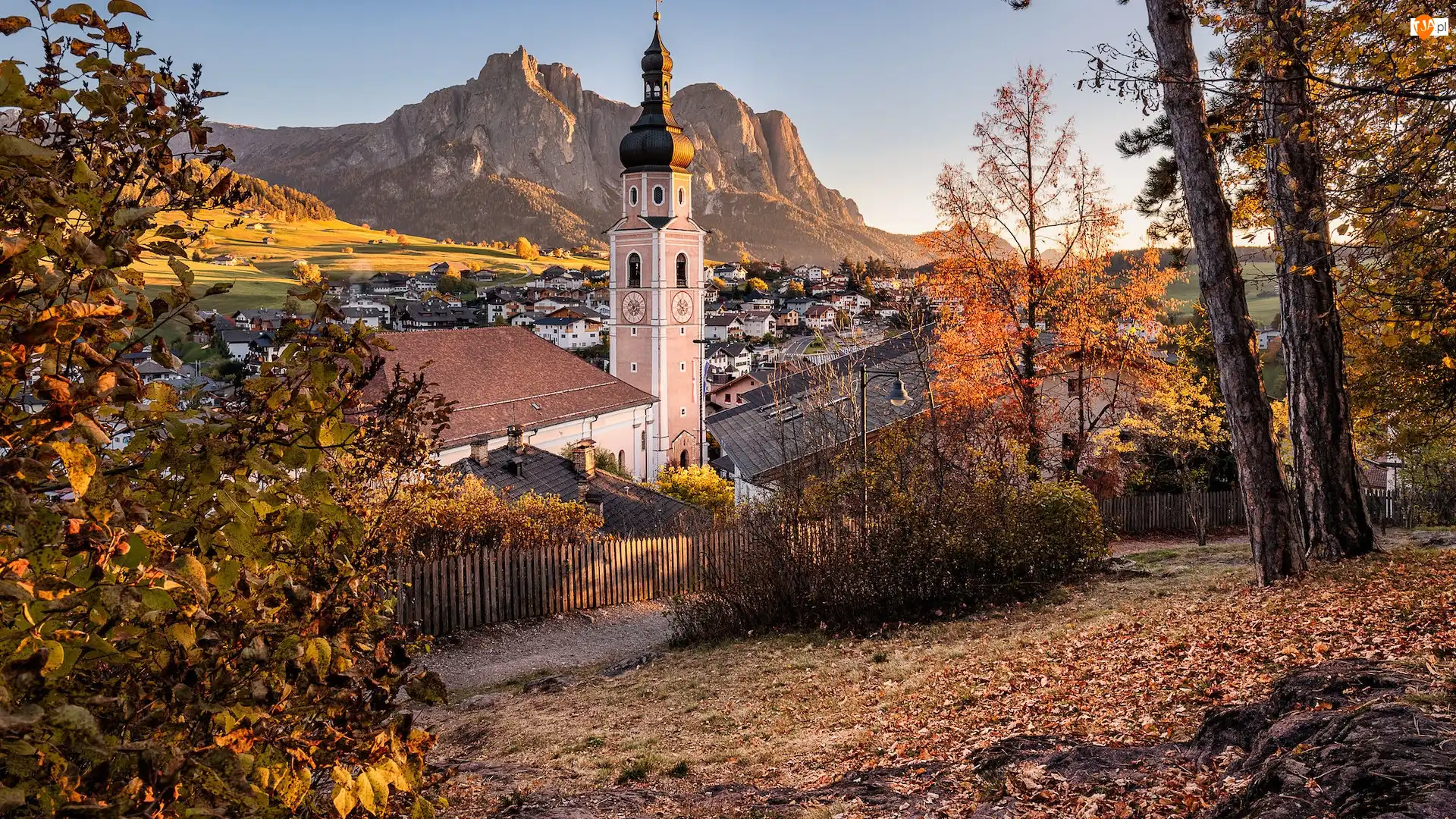 Dolomity, Kościół, Campanile di Castelrotto, Domy, Prowincja Bolzano, Włochy, Jesień, Kastelruth, Drzewa, Góry