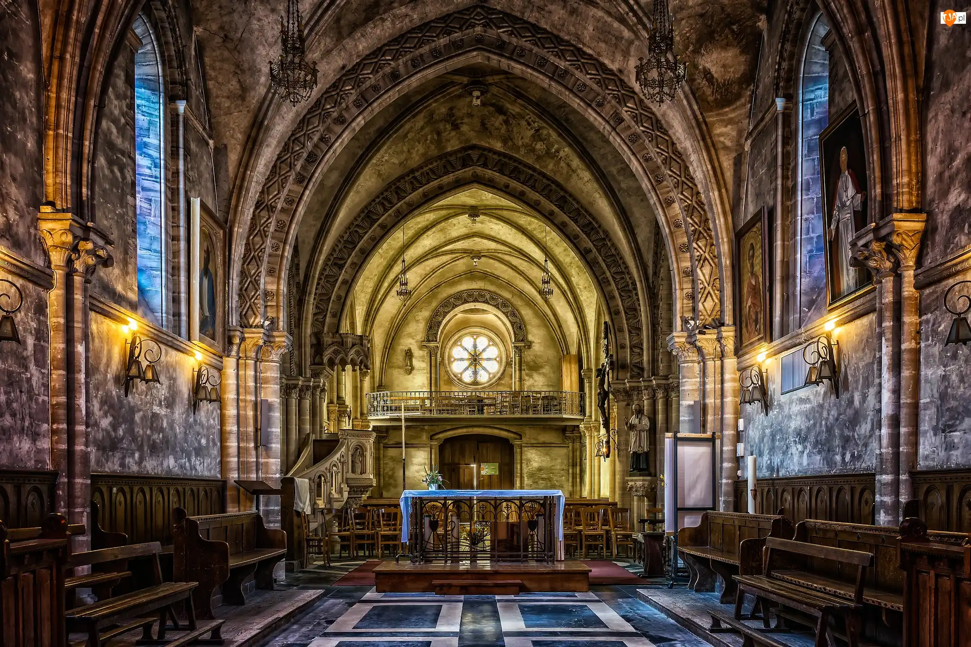 Kościół św. Piotra, Saint Peter Catholic Church, Francja, Wnętrze, Miejscowość Arromanches les Bains, Ławki, Ołtarz