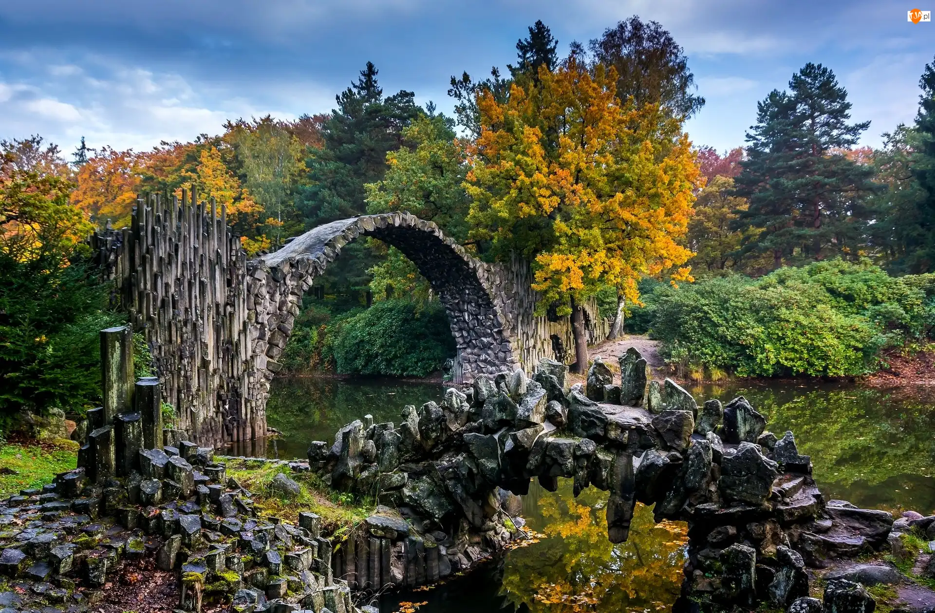 Park Rododendronów Kromlau, Kamienny, Drzewa, Niemcy, Jesień, Jezioro Rakotz, Most łukowy