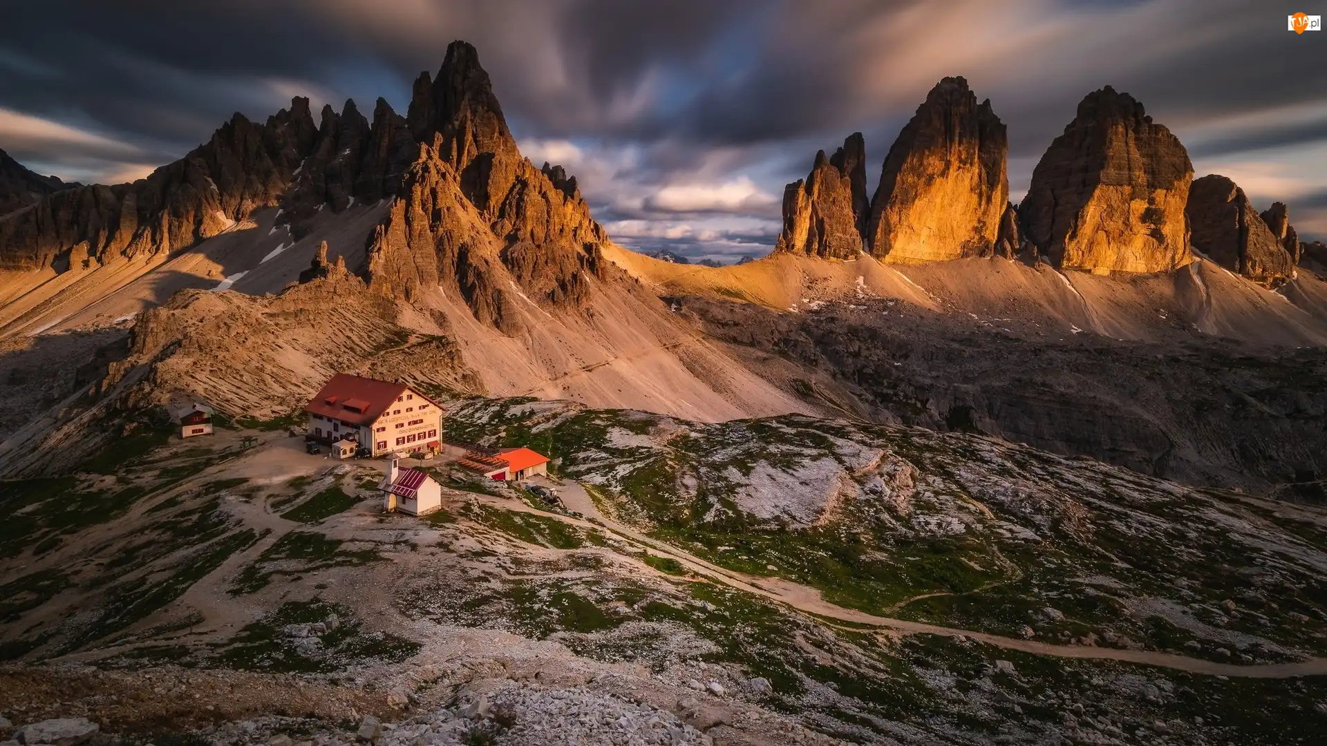 Zmierzch, Włochy, Domy, Schronisko, Góry, Chmury, Szczyty Tre Cime di Lavaredo, Dolomity