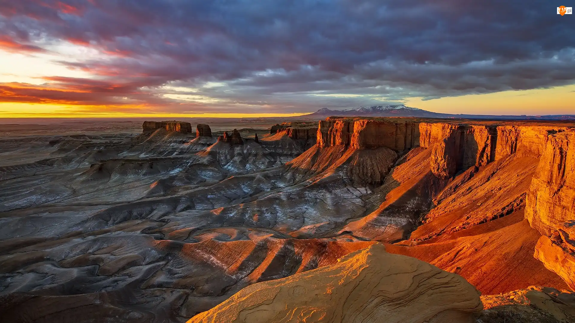 Góry, Skały, Stany Zjednoczone, Zachód słońca, Utah, Hanksville, Chmury
