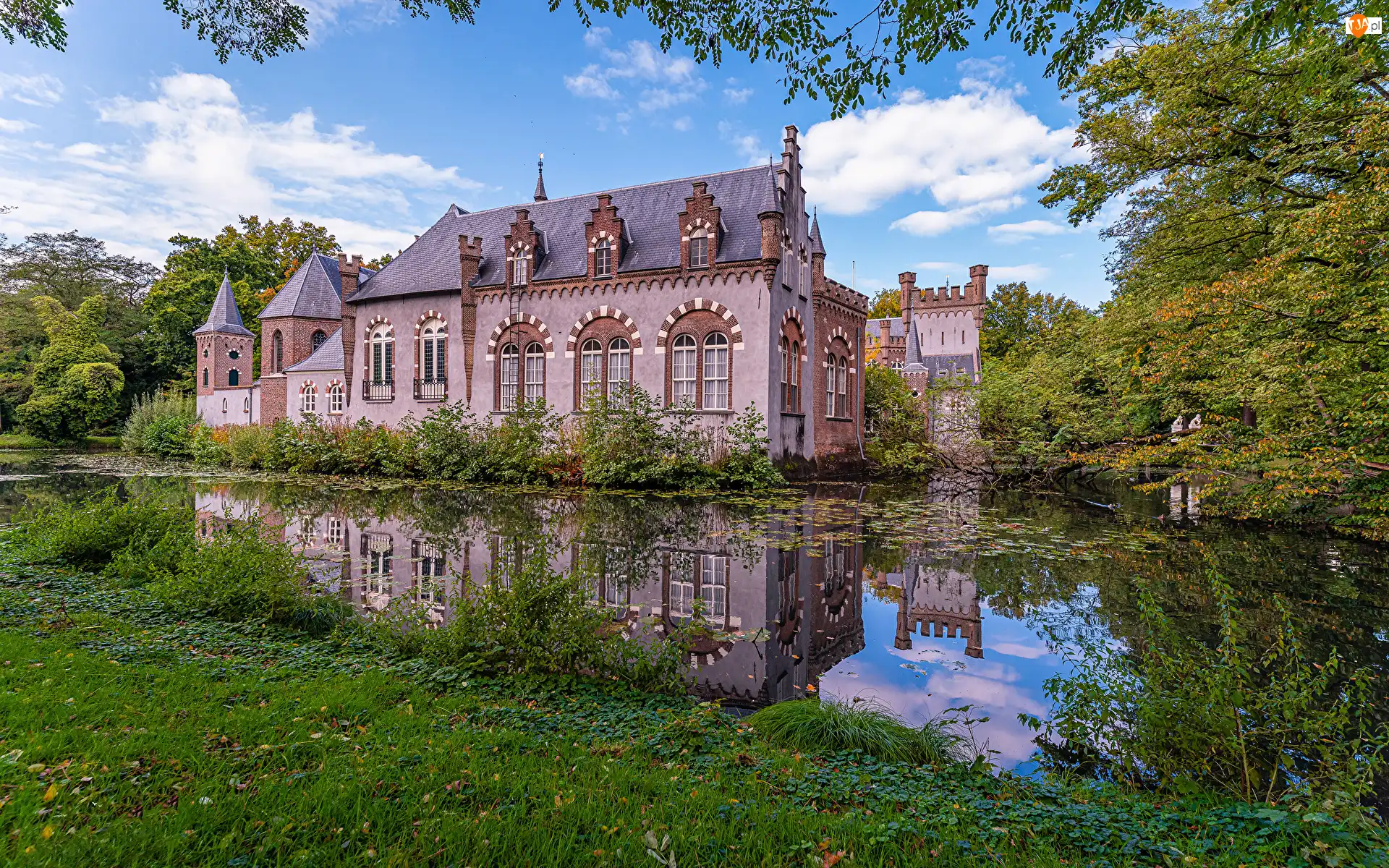 Holandia, Chmury, Boxtel, Niebo, Stapelen Castle, Zamek, Drzewa, Staw, Zieleń, Prowincja Brabancja Północna