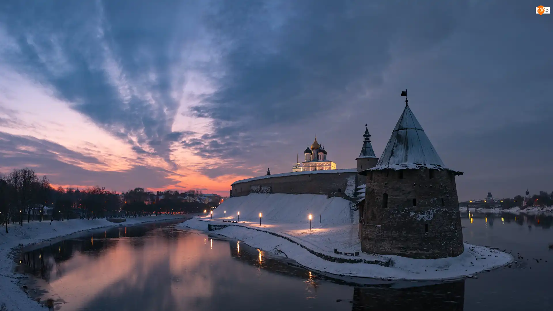 Wieża, Pskov Kremlin, Chmury, Rzeka Velikaya, Obwód pskowski, Śnieg, Twierdza, Rosja, Zachód słońca, Psków, Światła