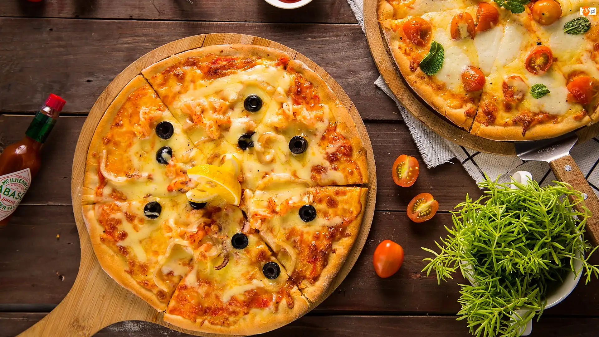 Tabasco, Pizza, Pomidorki, Zioła, Ser, Sos, Deski, Oliwki