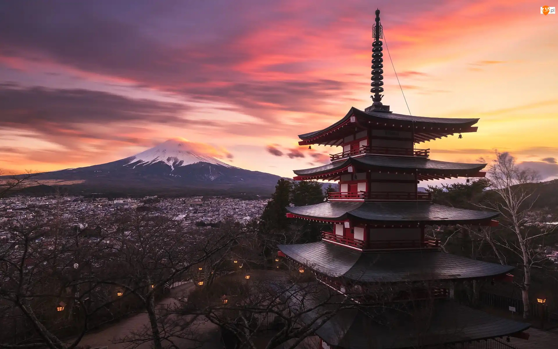 Japonia, Prefektura Yamanashi, Zachód słońca, Miasto Fujiyoshida, Chureito Pagoda, Świątynia, Fudżi, Góra, Mount Fuji, Wyspa Honsiu