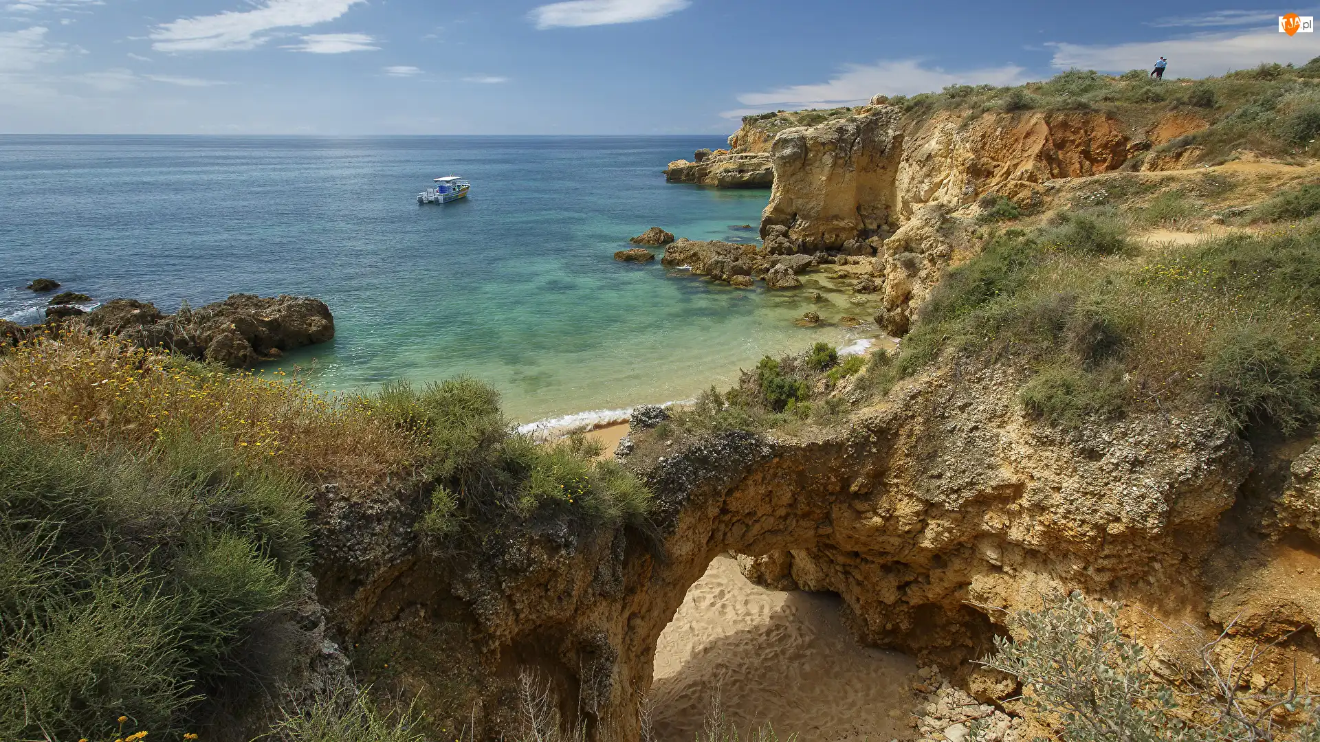 Motorówka, Wybrzeże, Morze, Skały, Roślinność, Region Algarve, Plaża Praia dos Arrifes, Portugalia, Klify