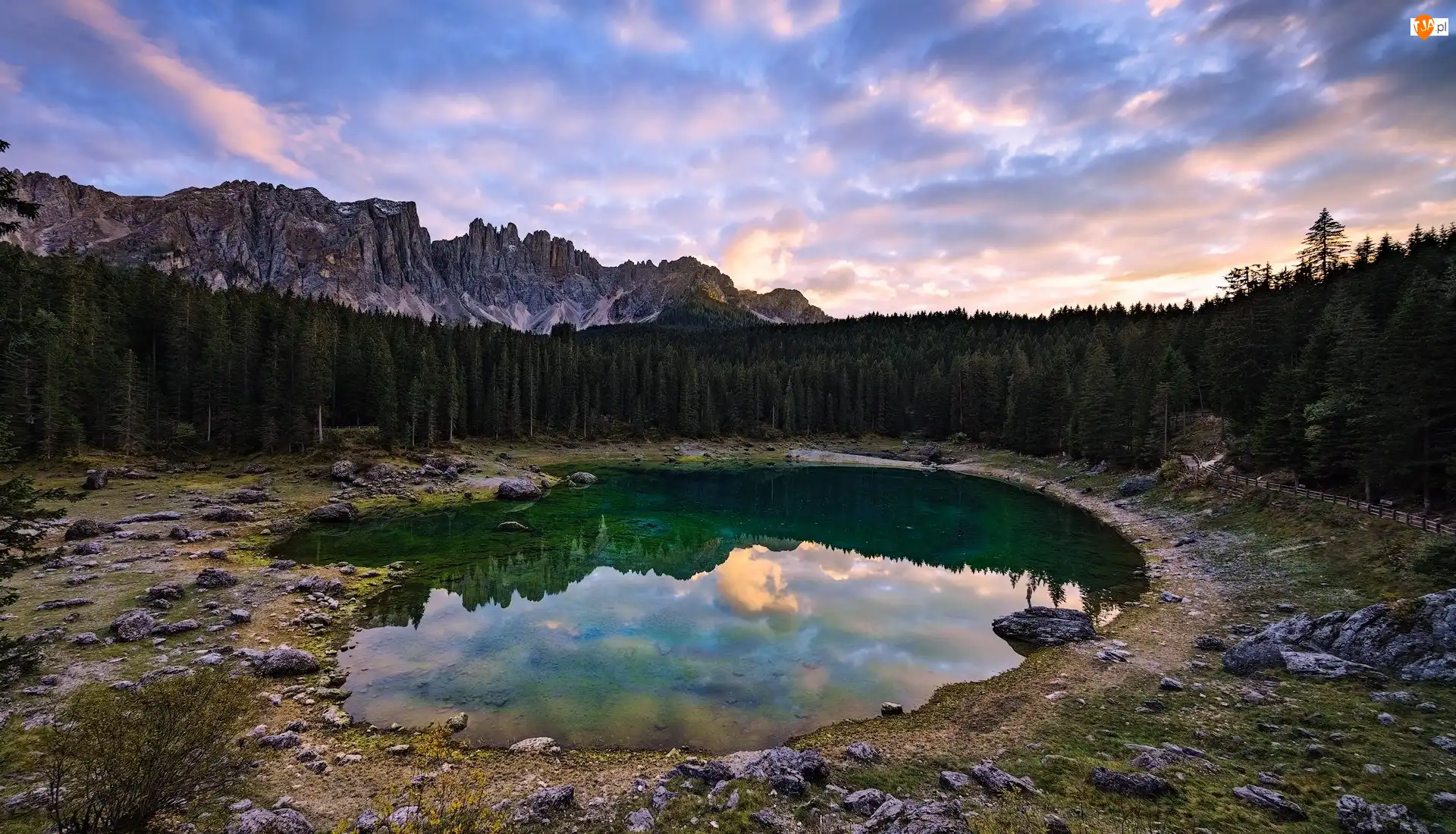 Dolomity, Las, Odbicie, Drzewa, Lago di Carezza, Południowy Tyrol, Alpy, Jezioro, Chmury, Góry, Włochy