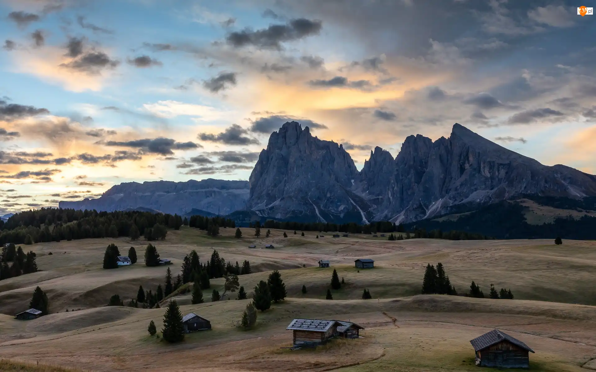 Seiser Alm, Val Gardena, Drzewa, Wzgórza, Dolomity, Chmury, Dolina, Góry Sassolungo, Domy, Płaskowyż, Włochy