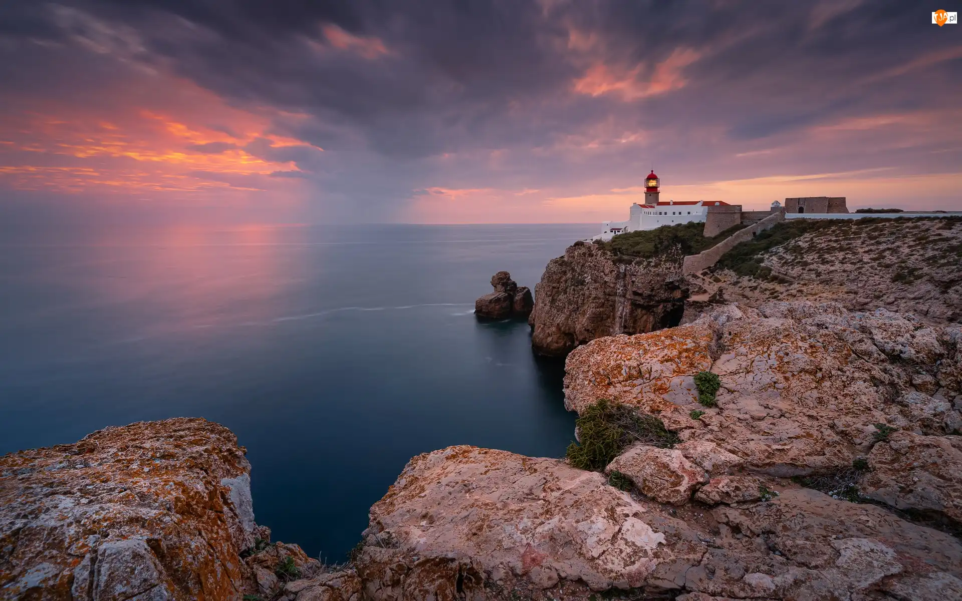 Chmury, Sagres, Latarnia morska, Wybrzeże, Skały, Cabo de Sao Vicente, Przylądek Świętego Wincentego, Portugalia, Morze