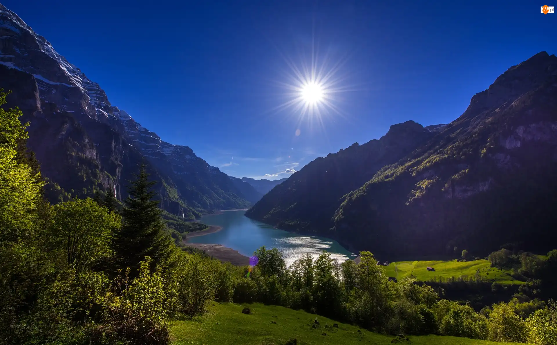 Jezioro Klöntalersee, Promienie słońca, Góry Alpy, Szwajcaria, Poranek