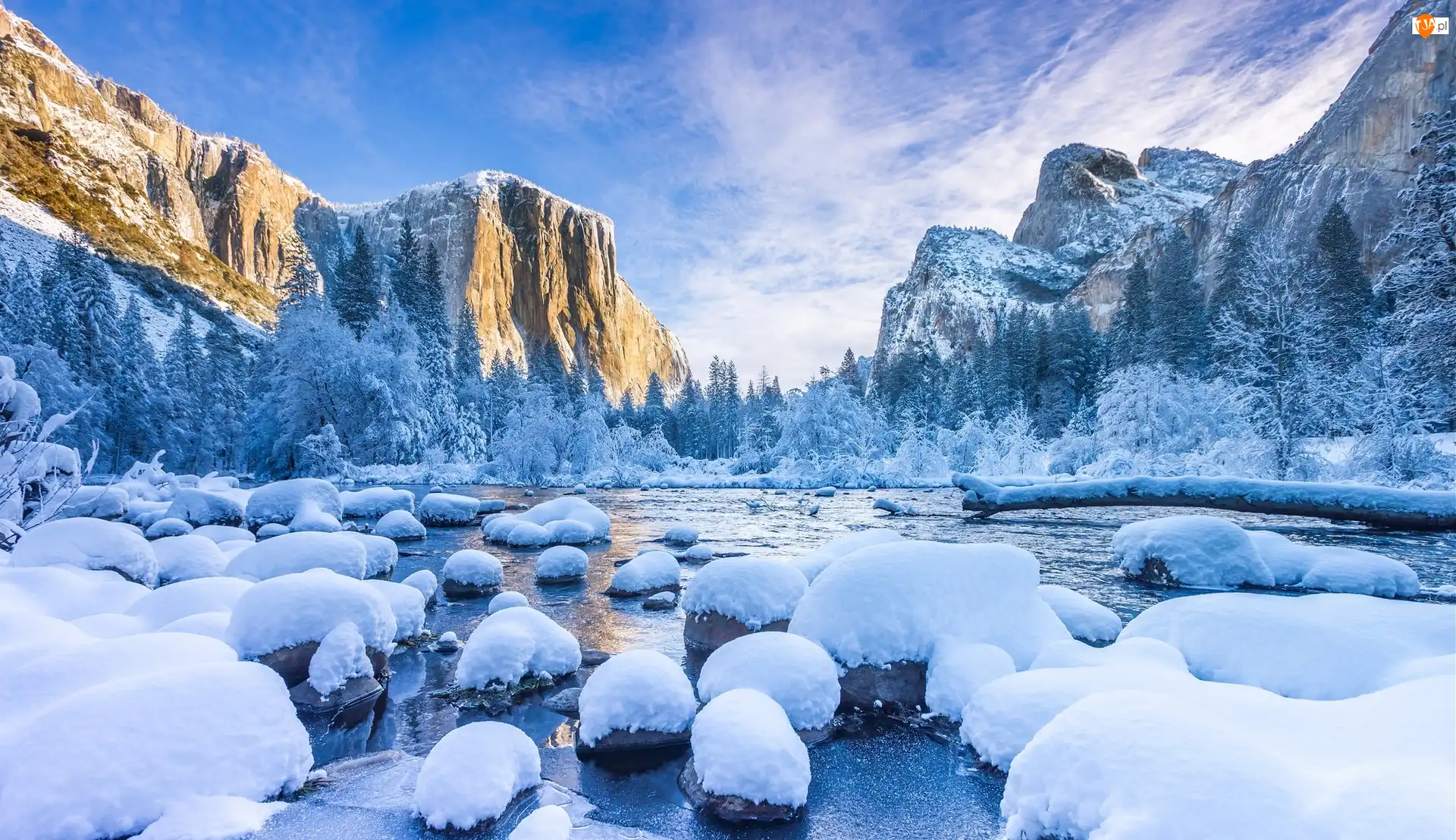 Stany Zjednoczone, Kamienie, Chmury, Ośnieżone, Park Narodowy Yosemite, Zima, Góry, Drzewa, Rzeka, Kalifornia