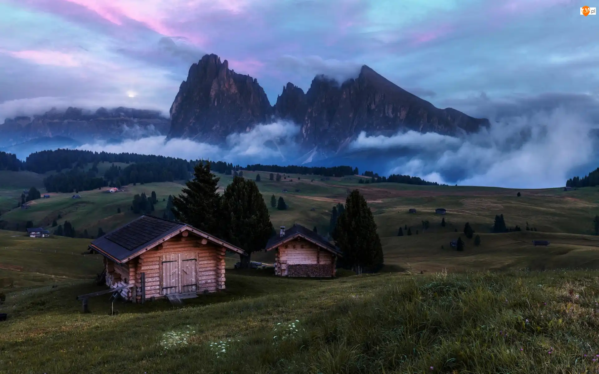Włochy, Mgła, Chmury, Drzewa, Alpy, Góry, Domki, Dolomity, Dolina, Płaskowyż Seiser Alm