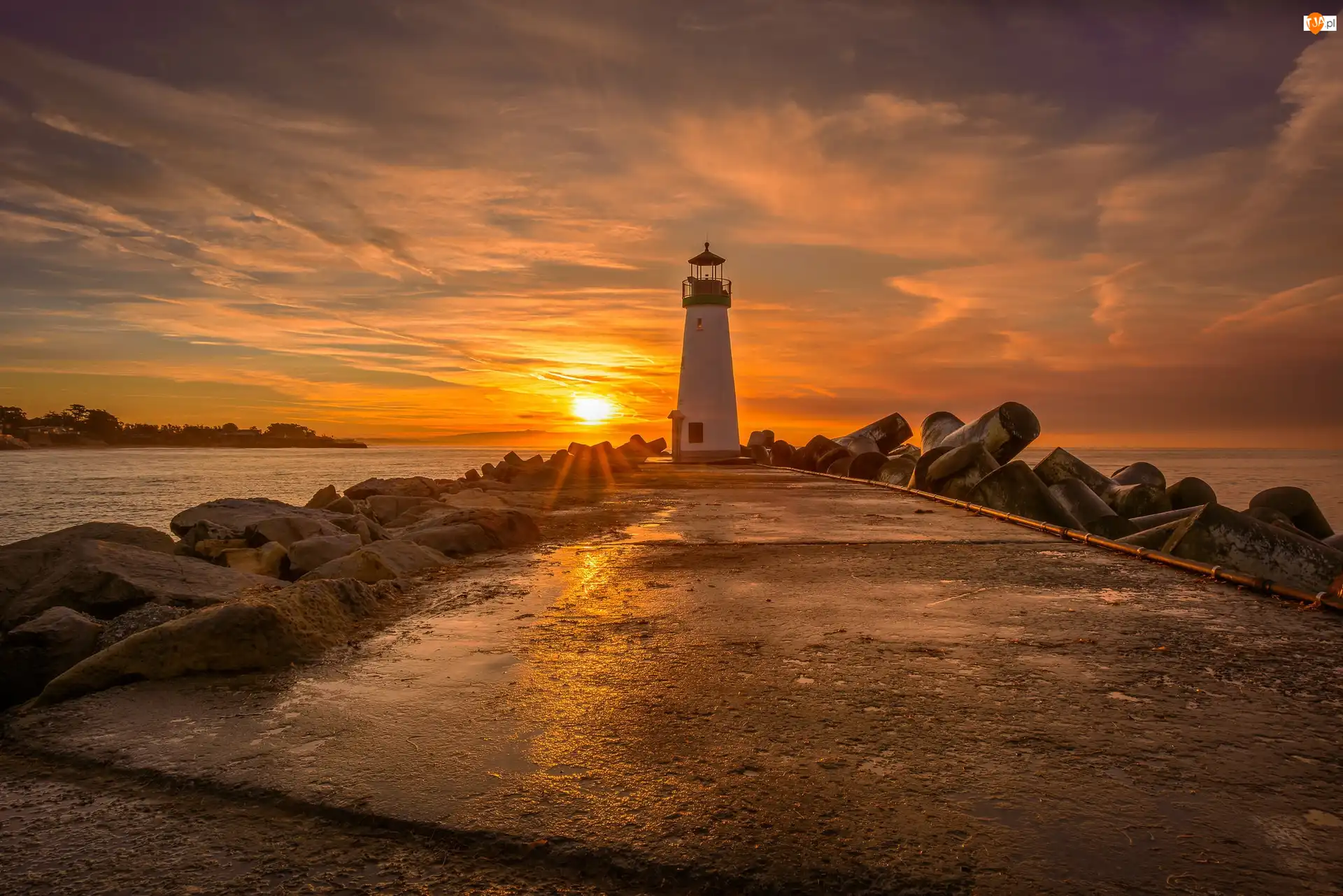 Kamienie,  Morze, Stan Kalifornia, Wschód słońca, Latarnia morska Walton Lighthouse, Stany Zjednoczone, Chmury, Santa Cruz