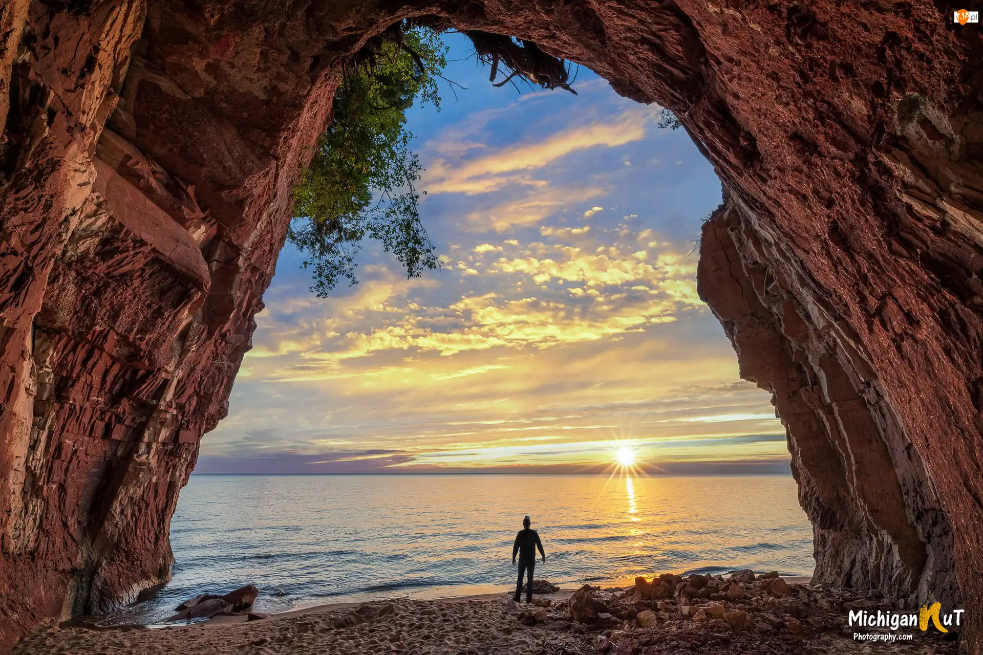 Wschód słońca, Michigan, Człowiek, Drzewo, Gałęzie, Jezioro Superior, Skały, Stany Zjednoczone, Jaskinia