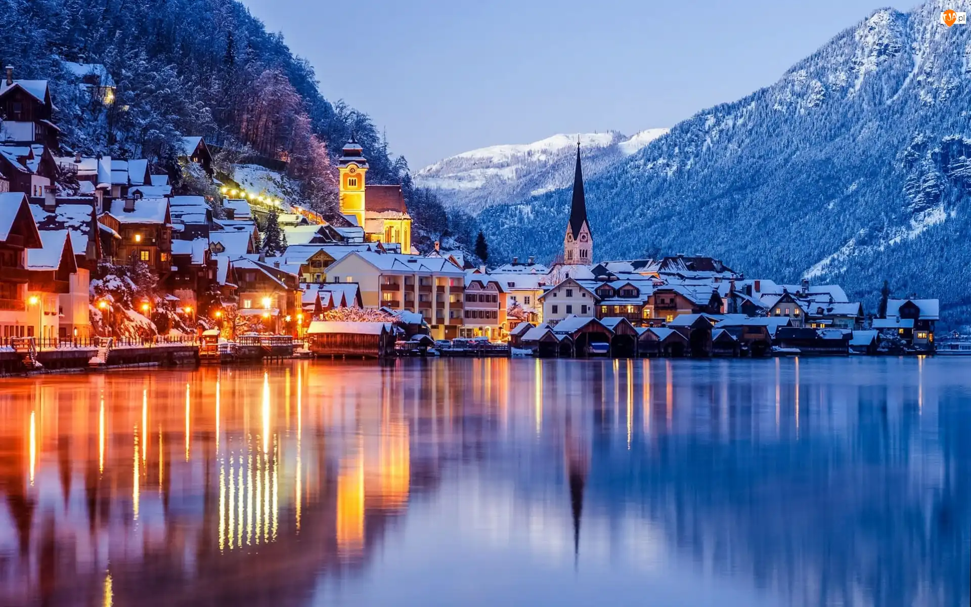 Zima, Domy, Kościół, Hallstattersee, Hallstatt, Austria, Alpy Salzburskie, Góry, Jezioro, Zmrok