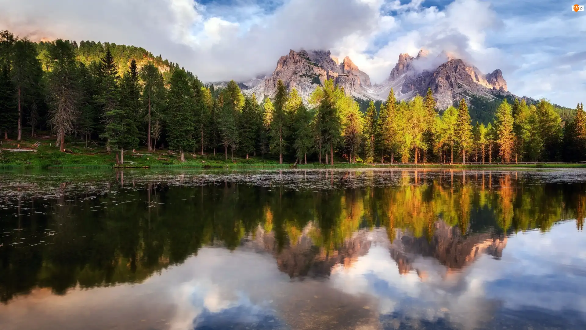 Włochy, Góry Dolomity, Jezioro Antorno, Chmury, Las, Region Cadore, Odbicie, Drzewa