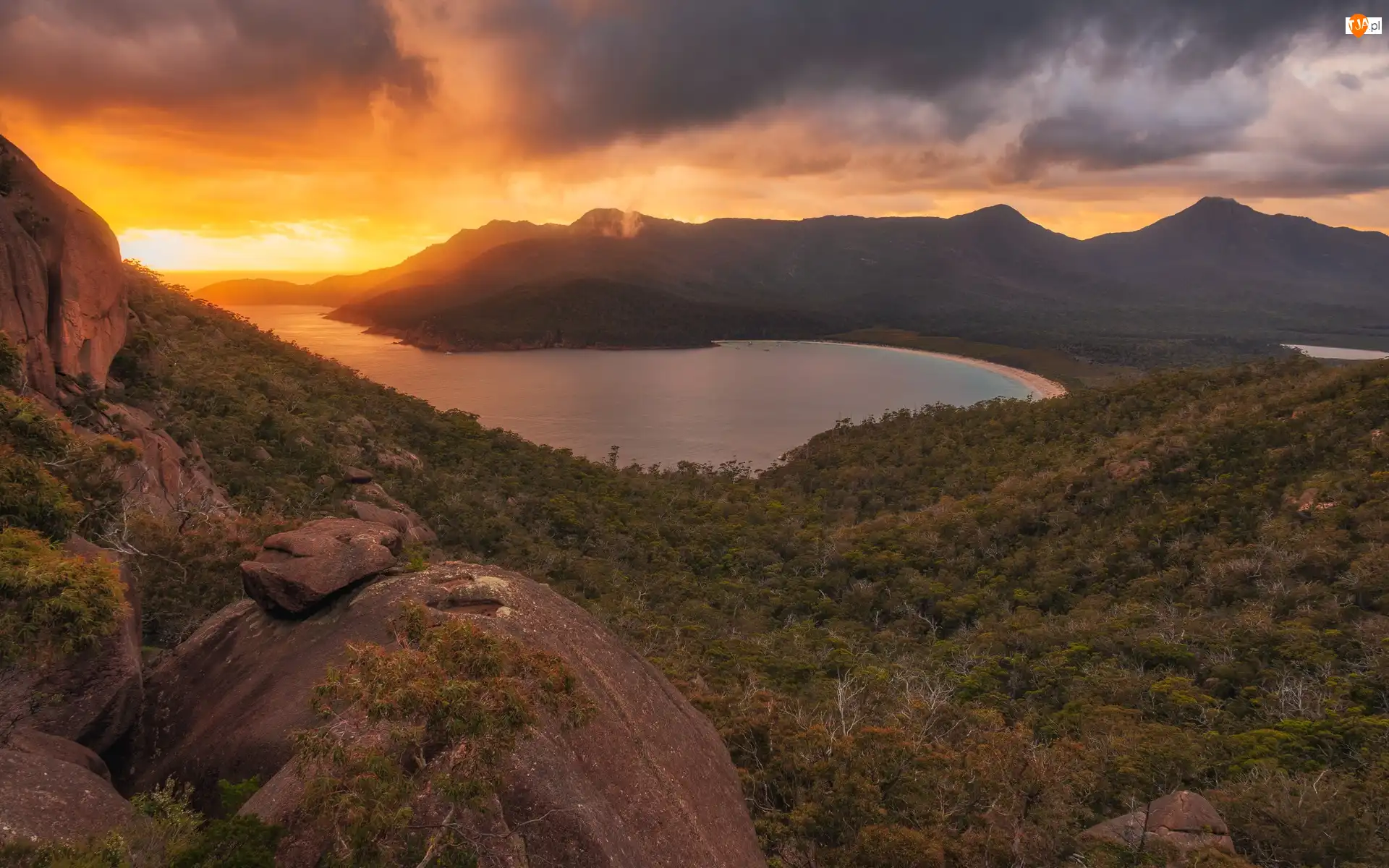 Wineglass Bay, Skały, Zachód słońca, Las, Tasmania, Chmury, Góry, Australia, Drzewa, Zatoka, Morze