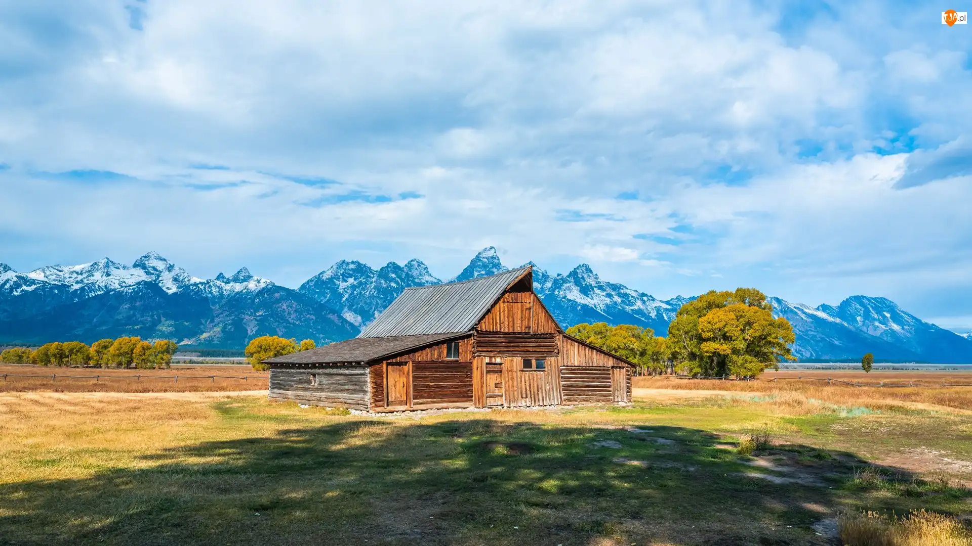 Stany Zjednoczone, Drewniana, Stan Wyoming, Chmury, Park Narodowy Grand Teton, Chata, Góry Teton Range, Stodoła, Drzewa
