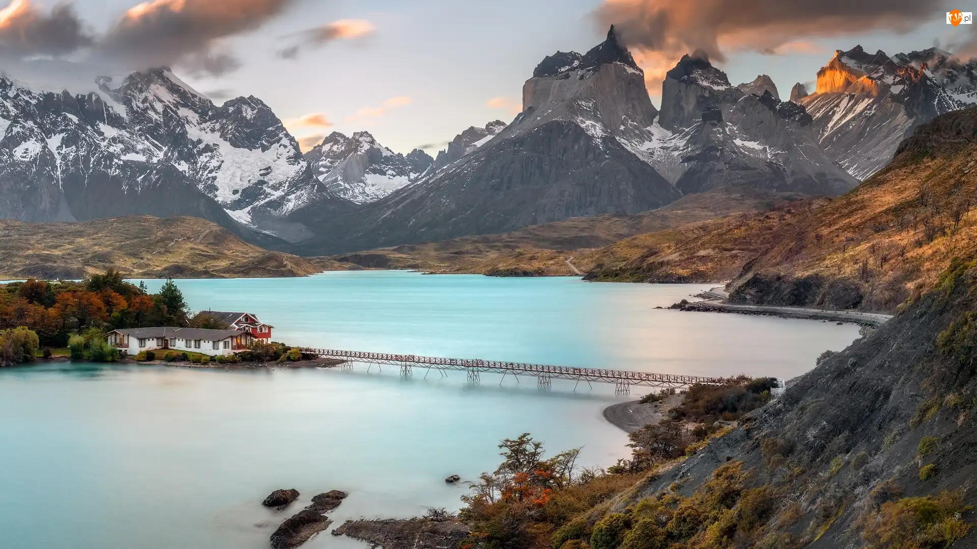 Chile, Jezioro, Park Narodowy Torres del Paine, Dom, Rośliny, Lago Pehoe, Stalowy, Góry, Most