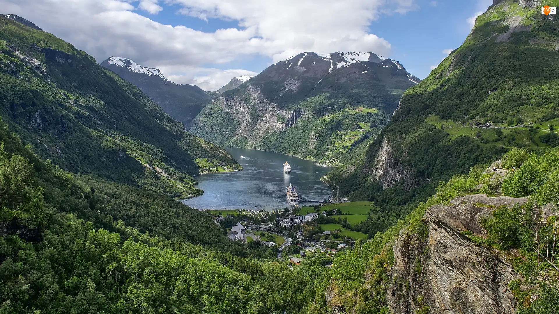 Fiord Geirangerfjorden, Góry, Lasy, Wioska Geiranger, Niebo, Statki pasażerskie, Norwegia, Chmury